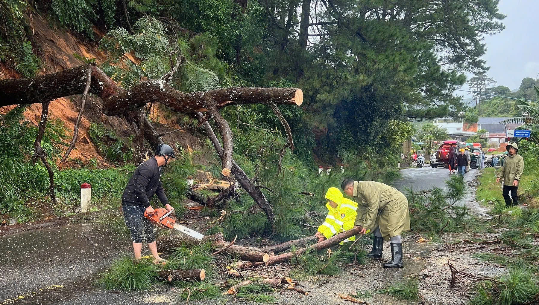 Sạt lở liên tiếp ở Lâm Đồng, tỉnh yêu cầu ứng phó khẩn cấp - Ảnh 1.