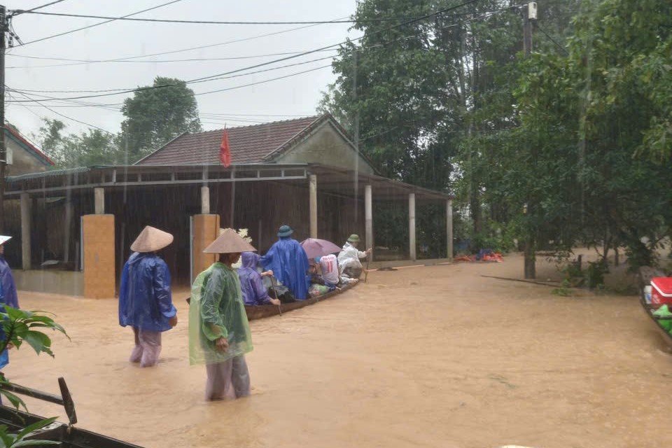 Nhà dân ở chiến khu xưa Ba Lòng ngập tới nóc, cả ngàn người sơ tán- Ảnh 5. Nhà dân ở chiến khu xưa Ba Lòng ngập tới nóc, cả ngàn người sơ tán- Ảnh 5.