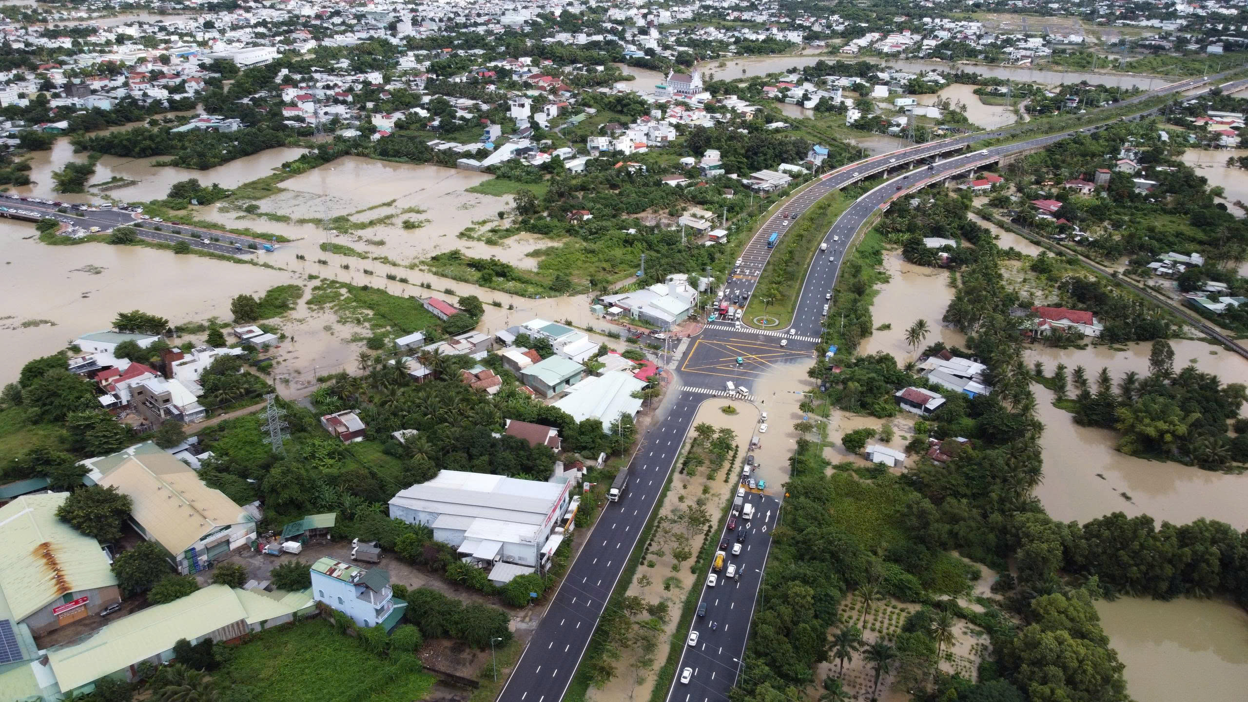 Nha Trang ngập sâu trong biển nước , lũ sông Cái dâng cao nghiêm trọng - Ảnh 2. Nha Trang ngập sâu trong biển nước , lũ sông Cái dâng cao nghiêm trọng - Ảnh 2.