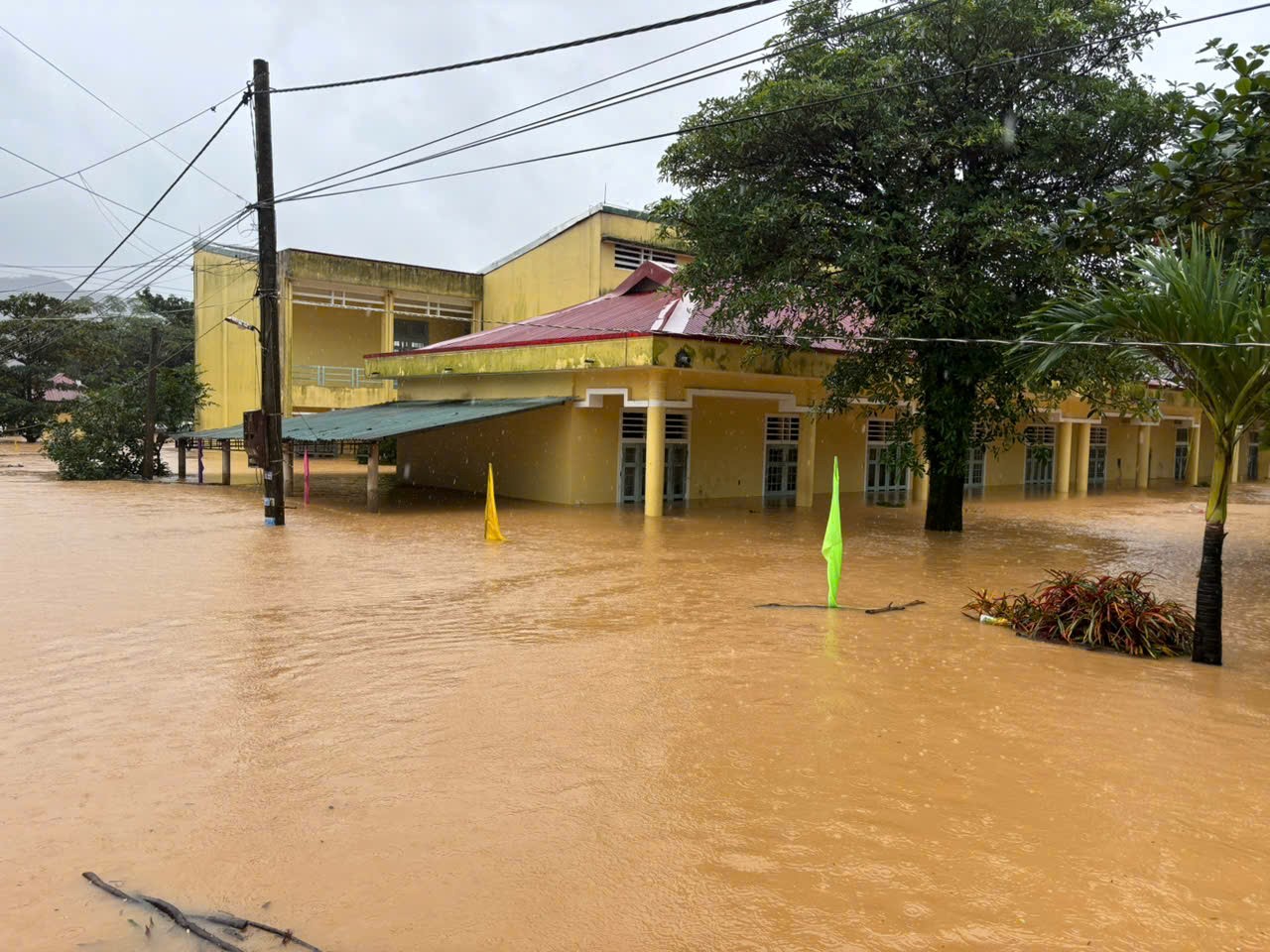 Nhà dân ở chiến khu xưa Ba Lòng ngập tới nóc, cả ngàn người sơ tán- Ảnh 8. Nhà dân ở chiến khu xưa Ba Lòng ngập tới nóc, cả ngàn người sơ tán- Ảnh 8.