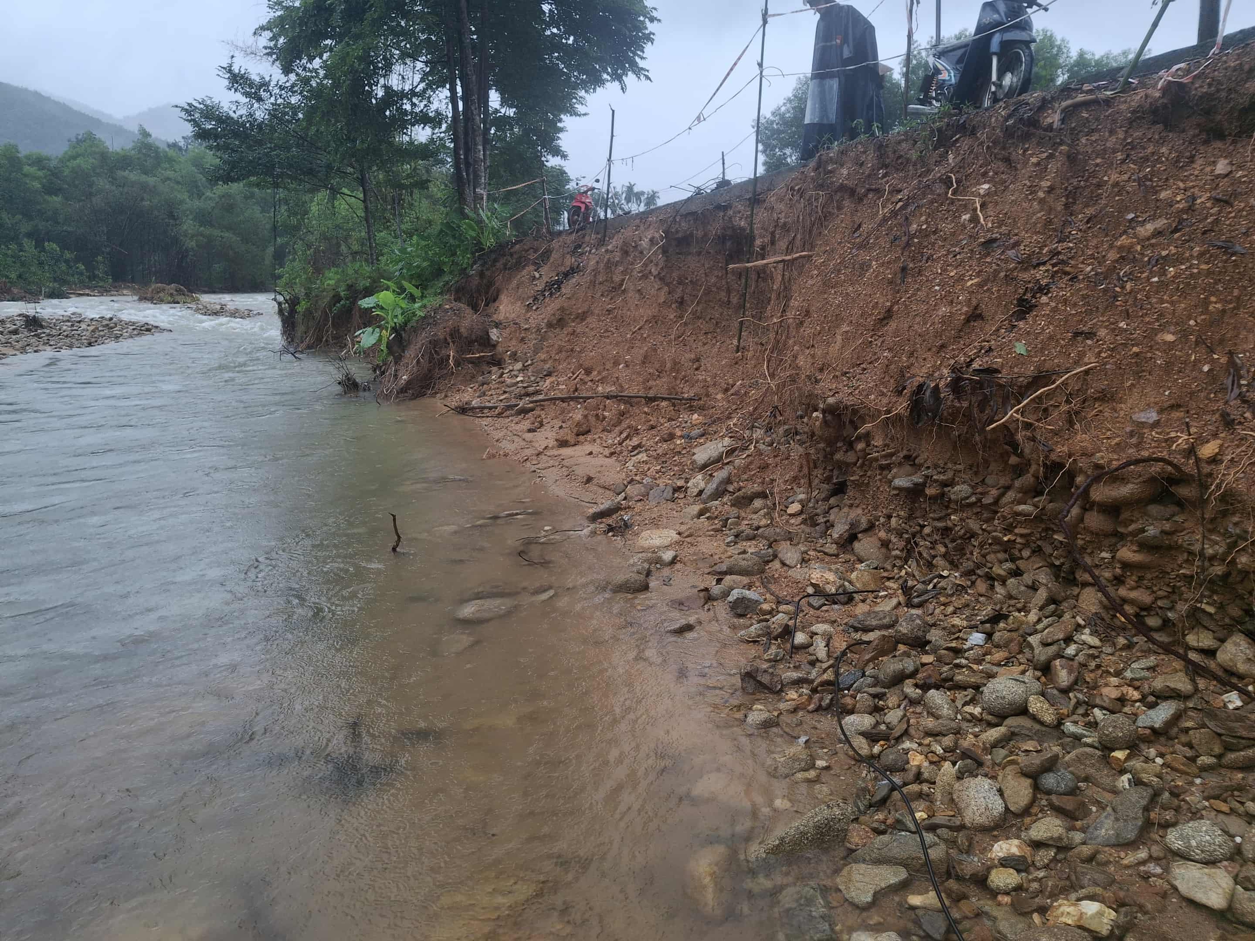 Tuyến đường độc đạo vào 1 thôn miền núi TP.Huế bị sạt lở nghiêm trọng- Ảnh 2. Tuyến đường độc đạo vào 1 thôn miền núi TP.Huế bị sạt lở nghiêm trọng- Ảnh 2.