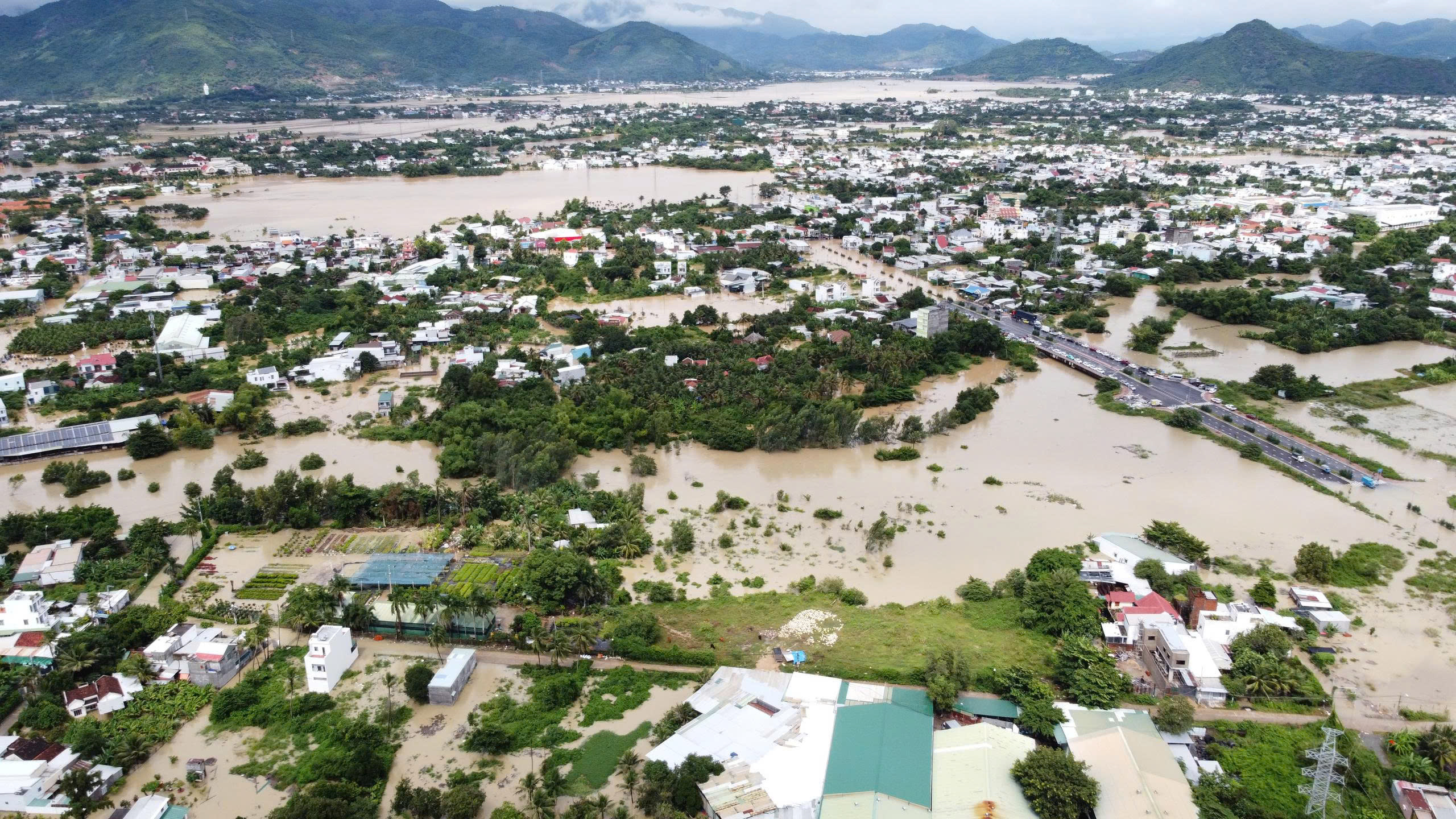 Nha Trang ngập sâu trong biển nước , lũ sông Cái dâng cao nghiêm trọng - Ảnh 1. Nha Trang ngập sâu trong biển nước , lũ sông Cái dâng cao nghiêm trọng - Ảnh 1.