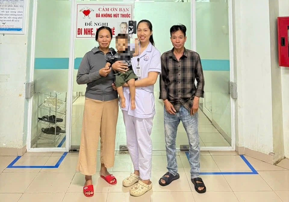 Kvinnlig sjuksköterska räddade snabbt ett 19 månader gammalt barn från hjärtstillestånd - Foto 1. Nữ điều dưỡng kịp thời cứu trẻ 19 tháng tuổi ngưng tim- Ảnh 1.