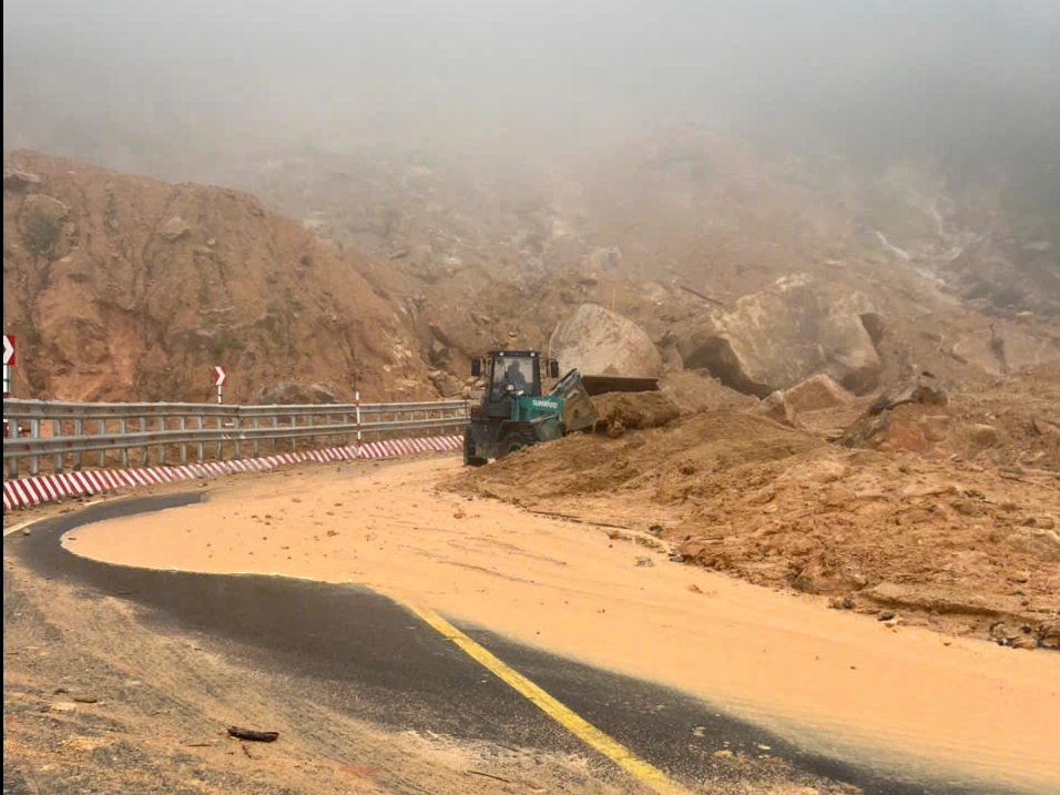 Cận cảnh hiện trường sạt lở đèo Khánh Lê khiến ít nhất 6 người tử vong- Ảnh 3. Cận cảnh hiện trường sạt lở đèo Khánh Lê khiến ít nhất 6 người tử vong- Ảnh 3.