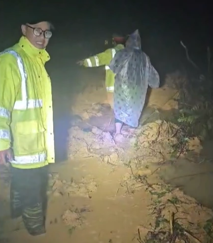 Sạt lở đèo Khánh Lê, đường đến Đà Lạt thêm điểm ách tắc- Ảnh 1. Sạt lở đèo Khánh Lê, đường đến Đà Lạt thêm điểm ách tắc- Ảnh 1.