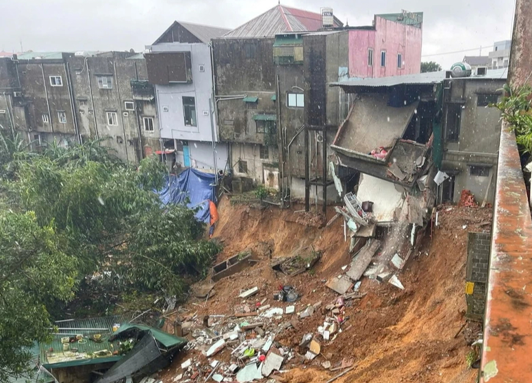 Sạt lở làm nhà dân đổ sập, di dời khẩn 11 hộ dân- Ảnh 1.