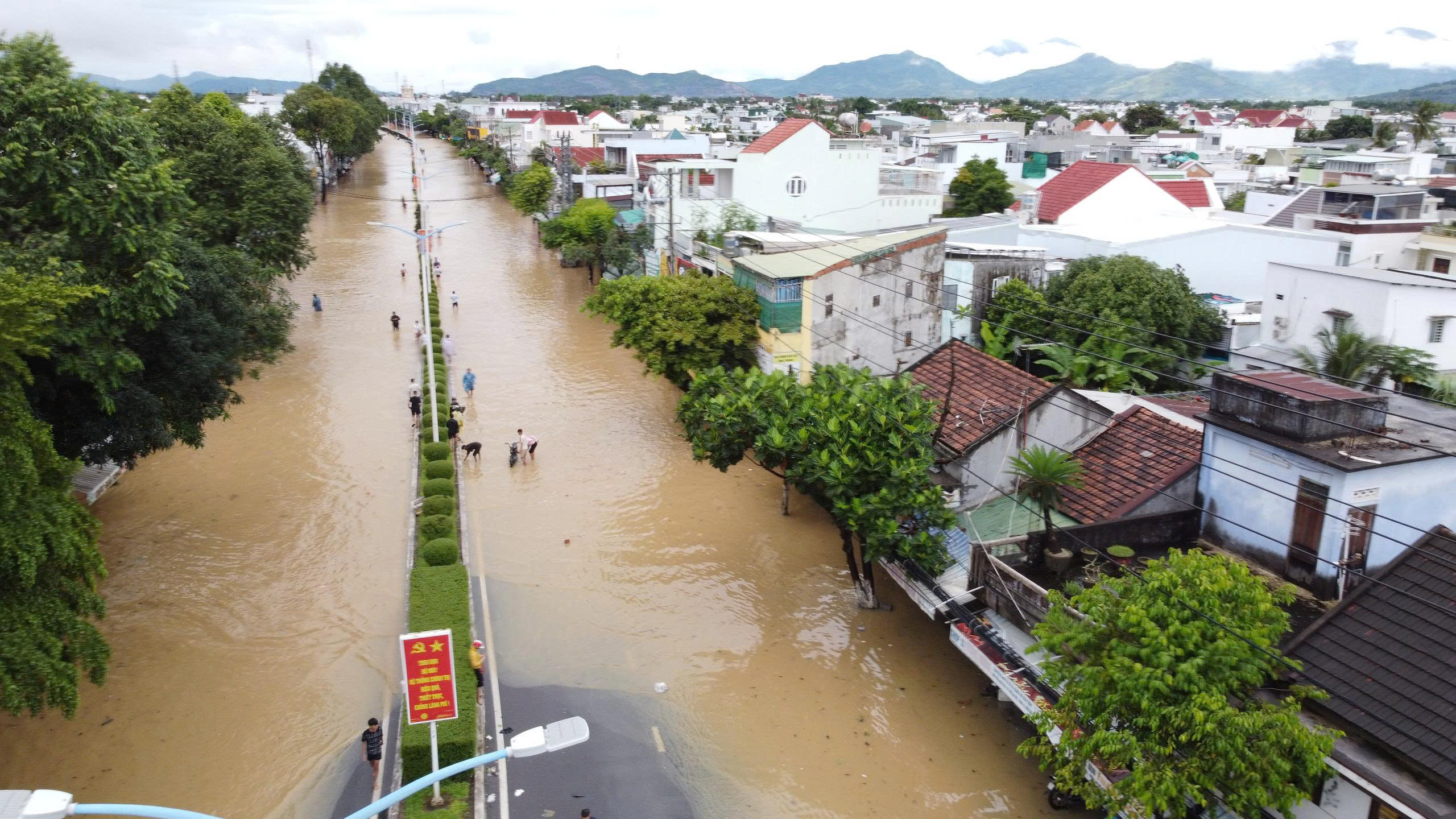 Nha Trang ngập sâu trong biển nước , lũ sông Cái dâng cao nghiêm trọng - Ảnh 6. Nha Trang ngập sâu trong biển nước , lũ sông Cái dâng cao nghiêm trọng - Ảnh 6.