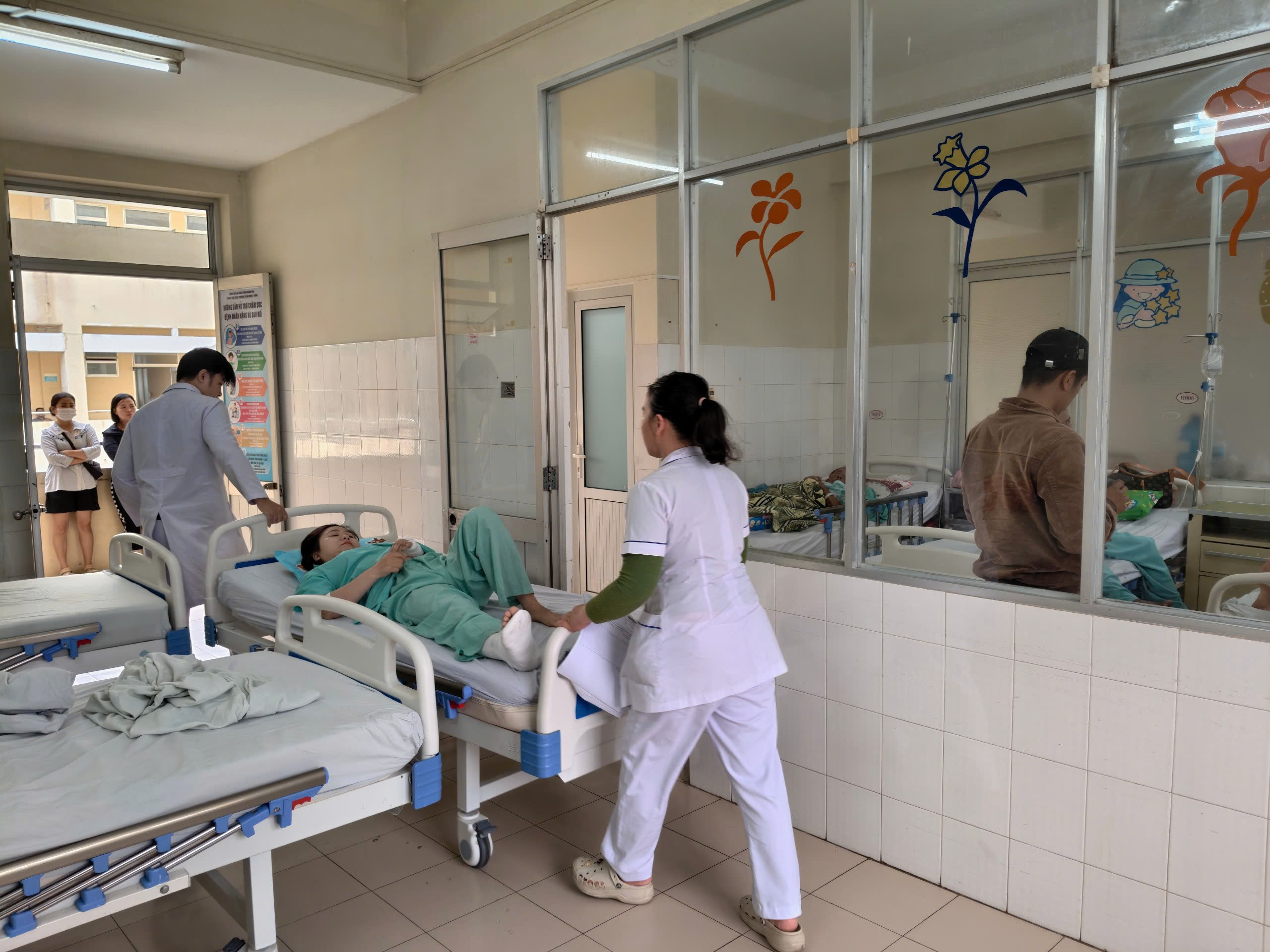 Sạt lở đèo Khánh Lê: Vợ chồng trẻ đi chụp ảnh cưới may mắn thoát chết - Ảnh 2.