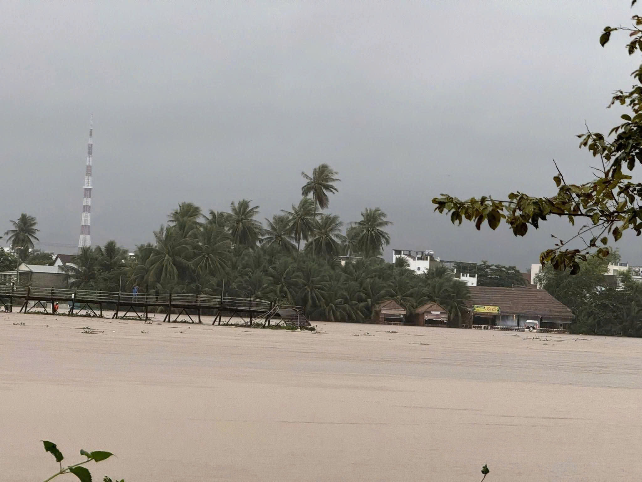 Khánh hòa ngập lụt nghiêm trọng từ miền núi đến đồng bằng do mưa lớn - Ảnh 2. Khánh hòa ngập lụt nghiêm trọng từ miền núi đến đồng bằng do mưa lớn - Ảnh 2.