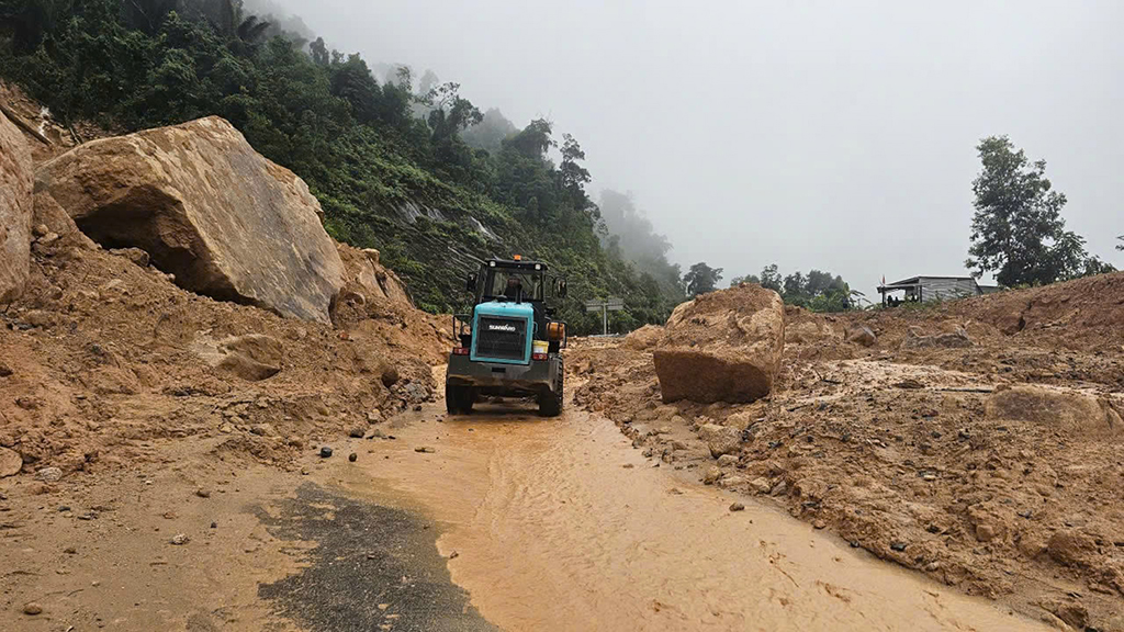 Dốc toàn lực khắc phục sạt lở đèo Khánh Lê - Ảnh 3.