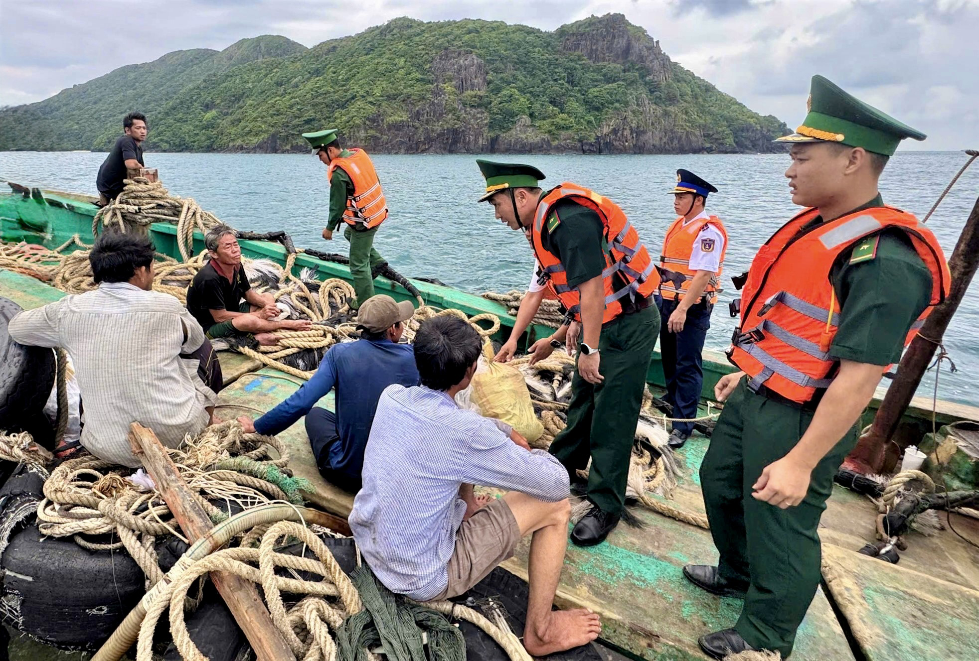 TP.HCM: Nhiều tàu cá bị nạn, 5 ngư dân được cứu sống, 3 người tử vong - Ảnh 1.