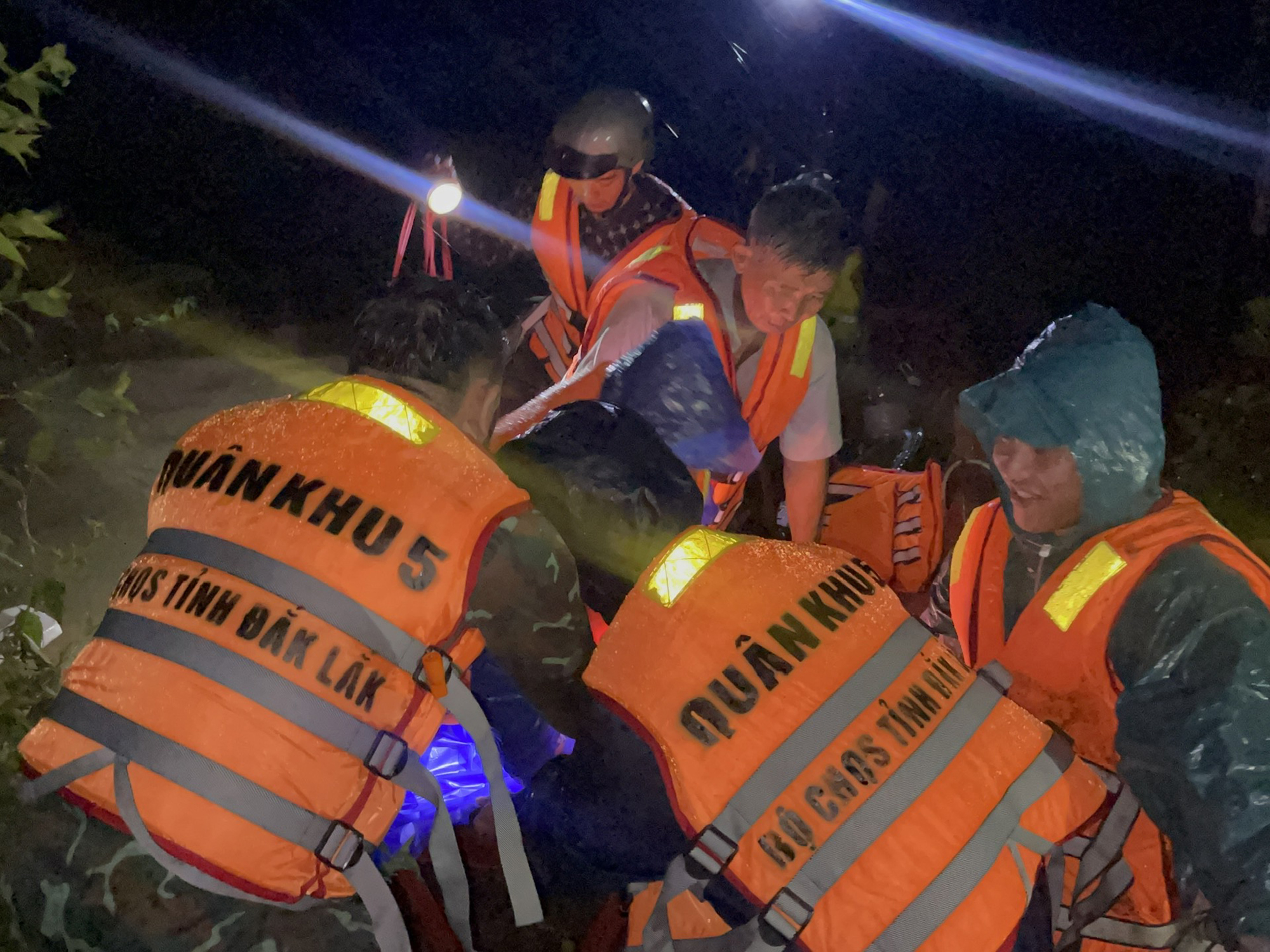 Đắk Lắk: 2 người già đau ốm được đưa ra khỏi vùng ngập lụt trong đêm - Ảnh 1.
