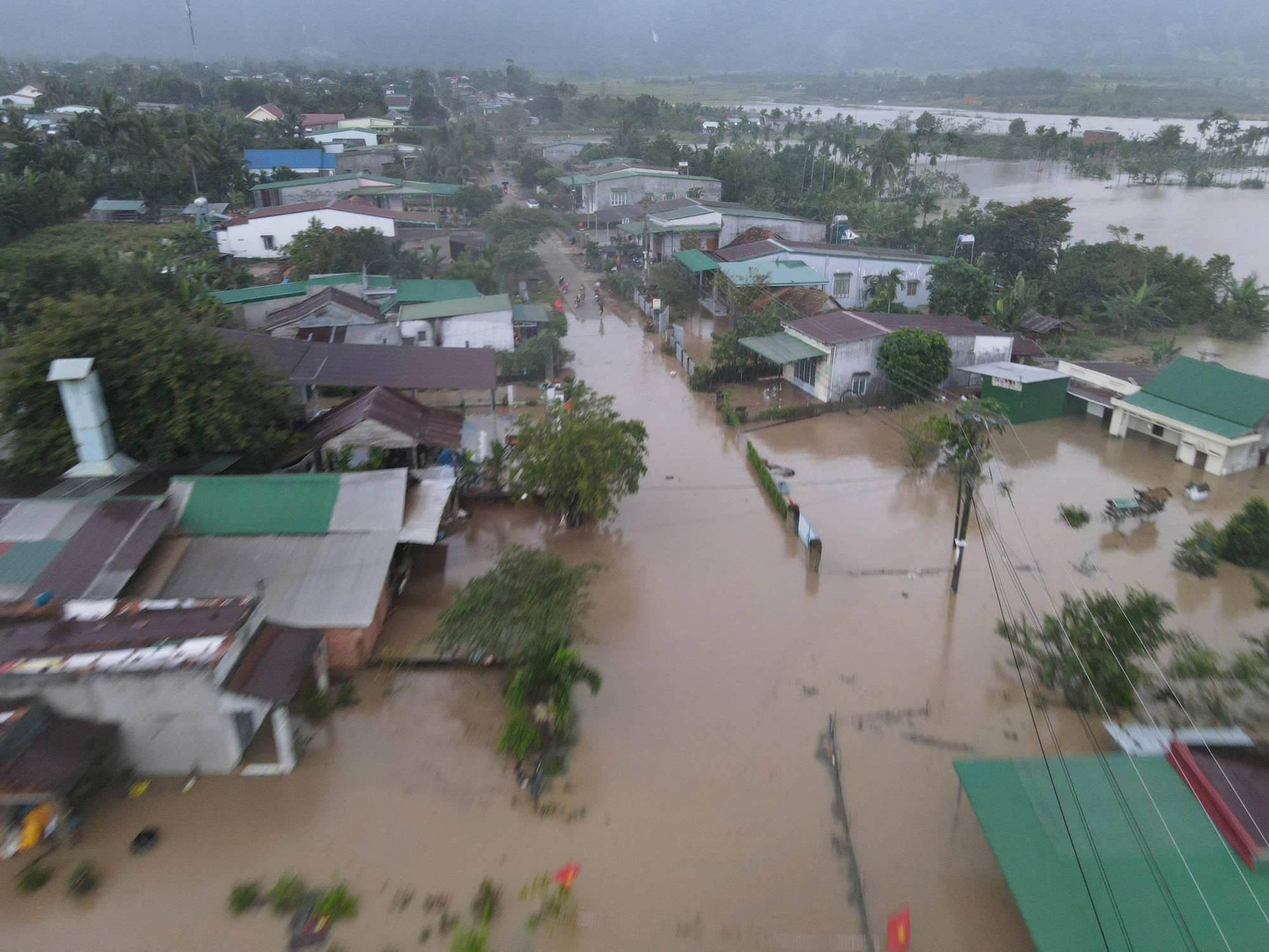 Đắk Lắk: 2 người già đau ốm được đưa ra khỏi vùng ngập lụt trong đêm - Ảnh 2.