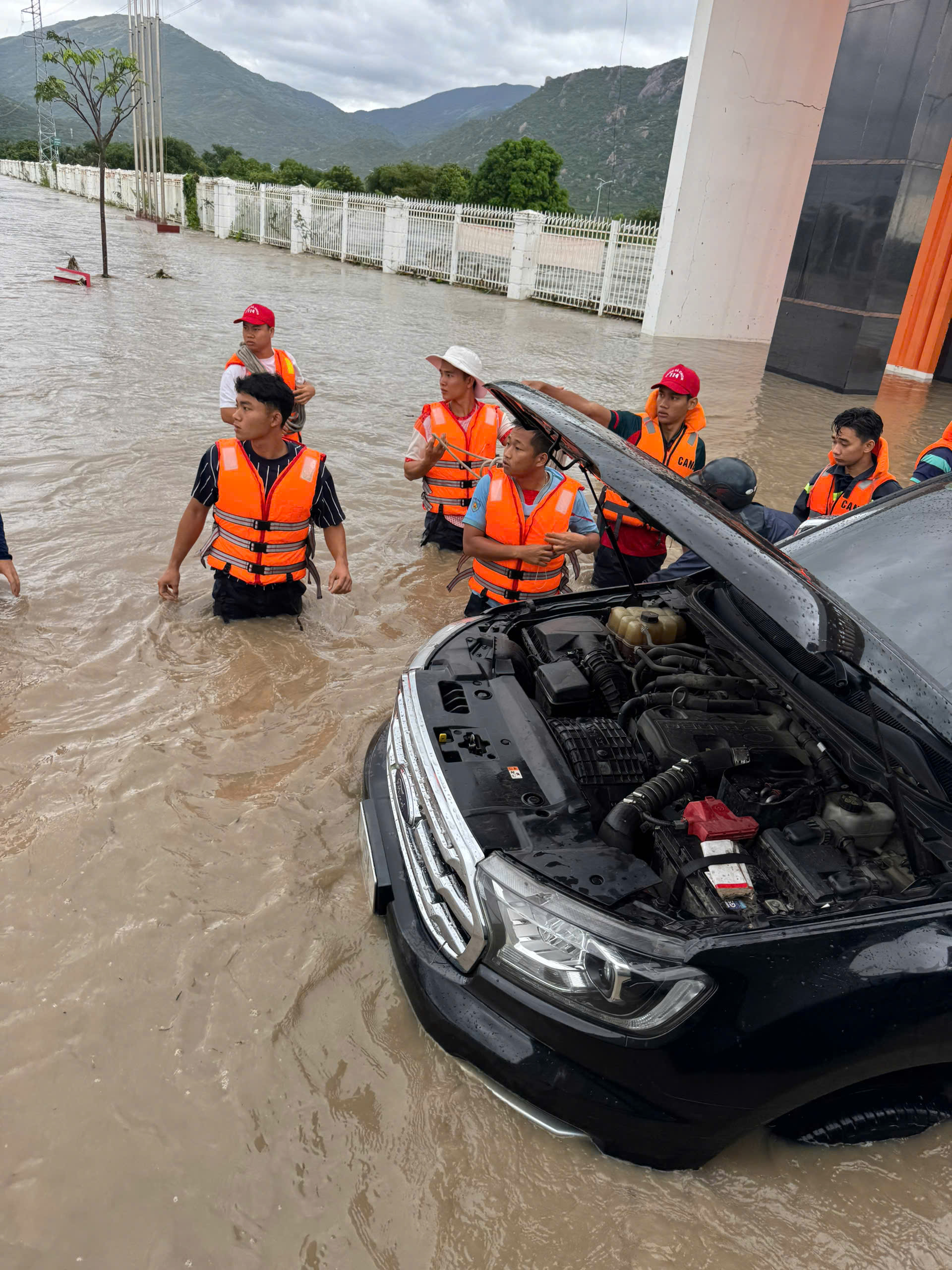 Khánh hòa ngập lụt nghiêm trọng từ miền núi đến đồng bằng do mưa lớn - Ảnh 5. Khánh hòa ngập lụt nghiêm trọng từ miền núi đến đồng bằng do mưa lớn - Ảnh 5.