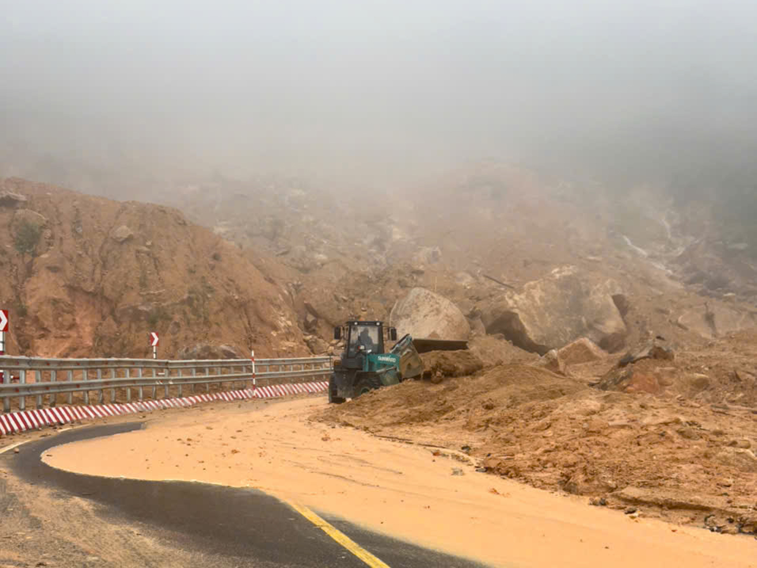 Sạt lở đèo Khánh Lê, đường đến Đà Lạt thêm điểm ách tắc- Ảnh 3. Sạt lở đèo Khánh Lê, đường đến Đà Lạt thêm điểm ách tắc- Ảnh 3.