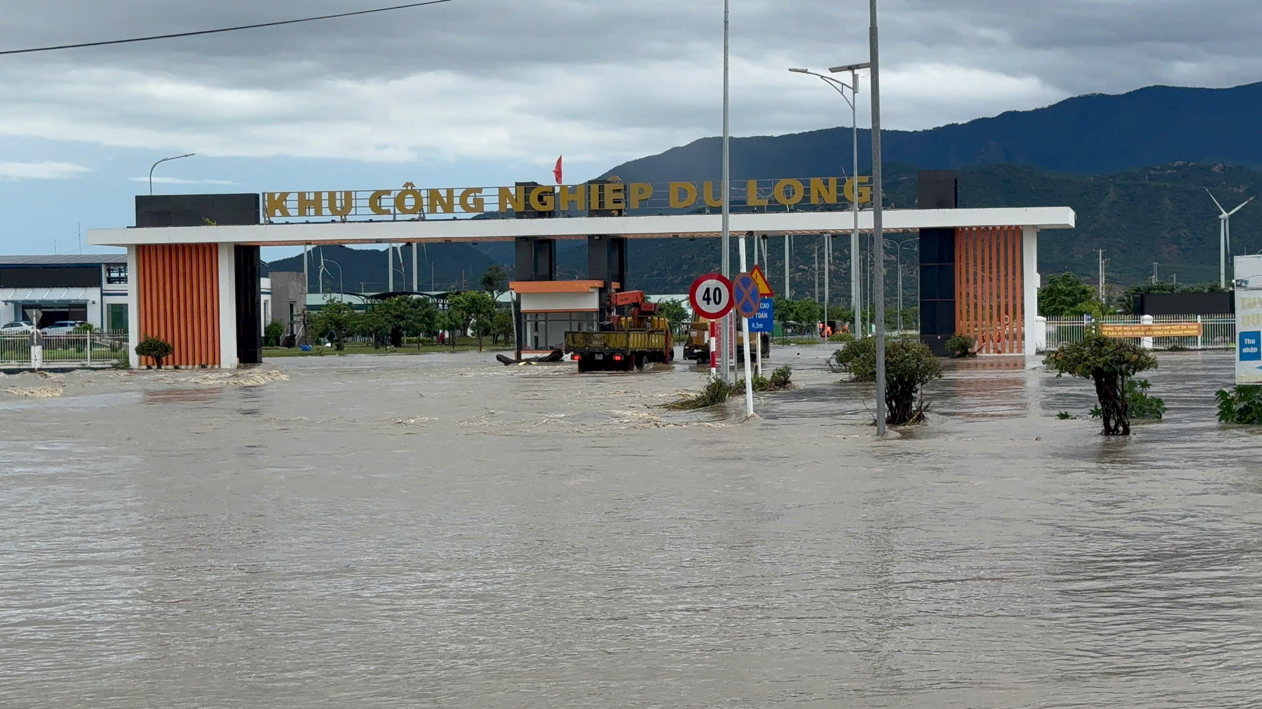 Khánh hòa ngập lụt nghiêm trọng từ miền núi đến đồng bằng do mưa lớn - Ảnh 4. Khánh hòa ngập lụt nghiêm trọng từ miền núi đến đồng bằng do mưa lớn - Ảnh 4.