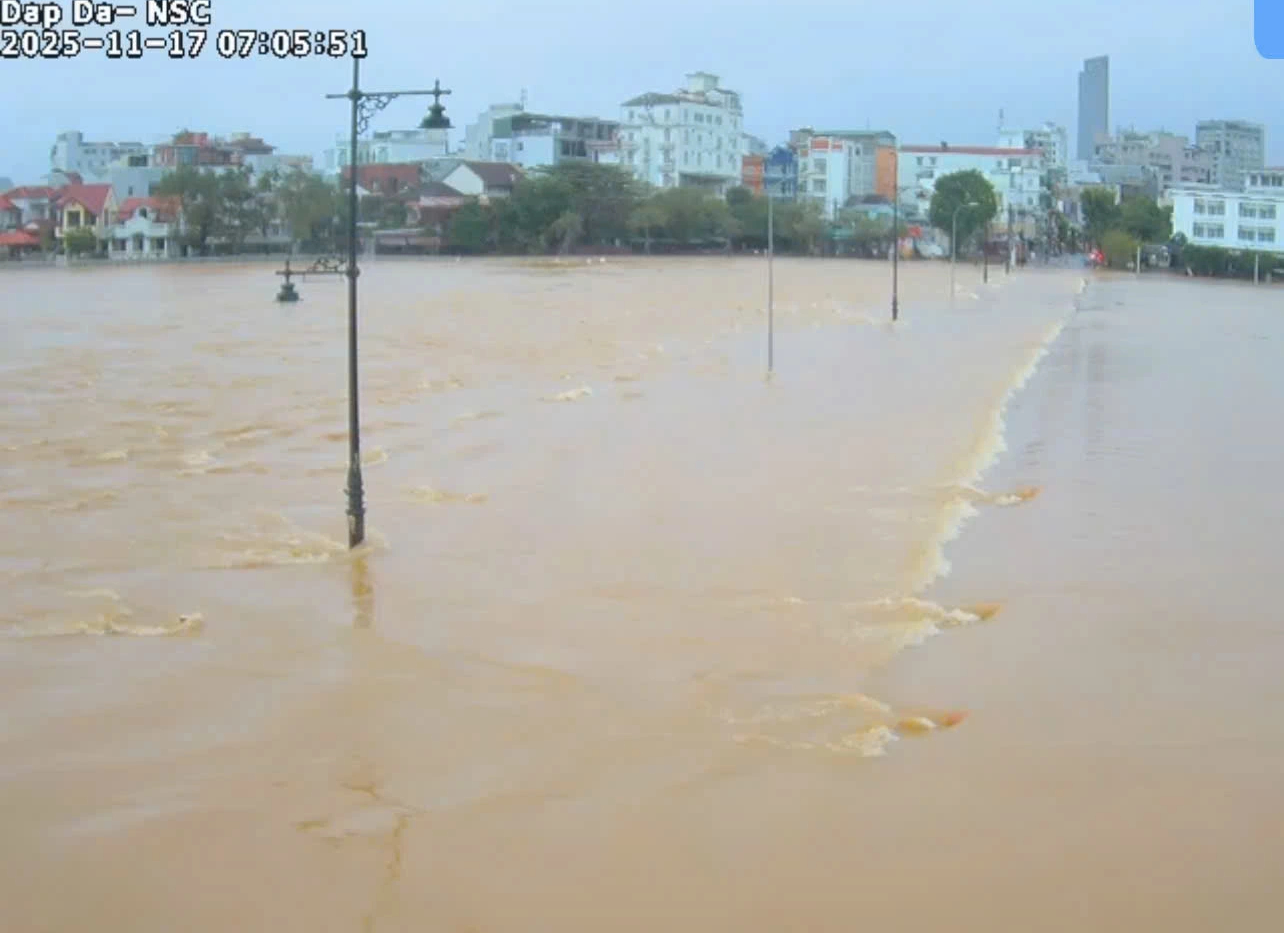 Huế kích hoạt còi báo động, nhiều nơi ngập lụt trở lại- Ảnh 1. Huế kích hoạt còi báo động, nhiều nơi ngập lụt trở lại- Ảnh 1.