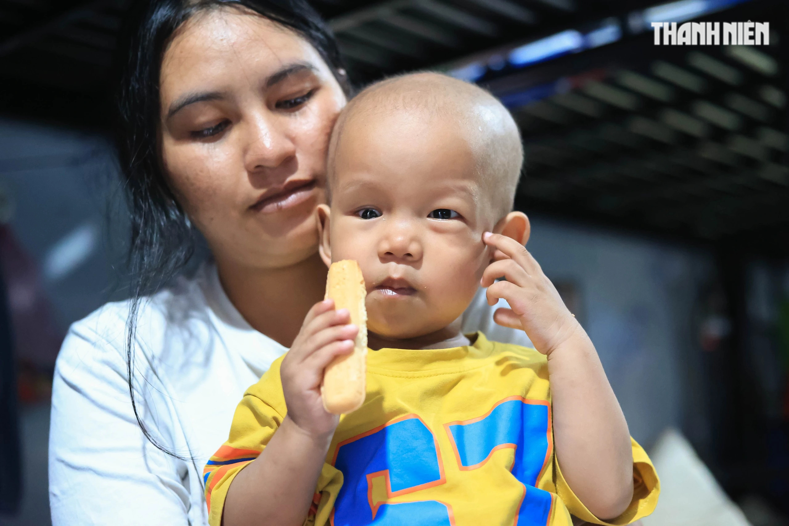 Bé trai nguy cơ mất ánh sáng vì ung thư mắt, gia đình kiệt quệ cầu cứu- Ảnh 4.