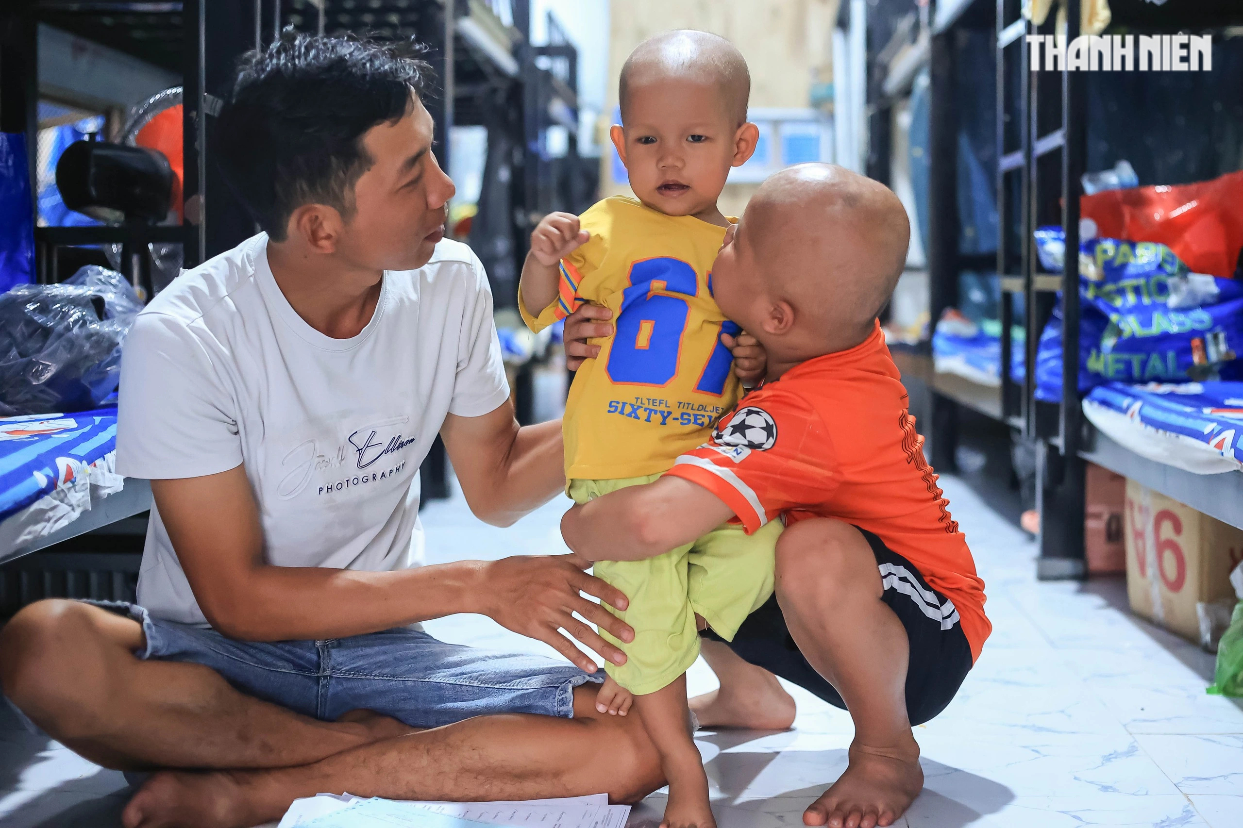 Bé trai nguy cơ mất ánh sáng vì ung thư mắt, gia đình kiệt quệ cầu cứu- Ảnh 3.