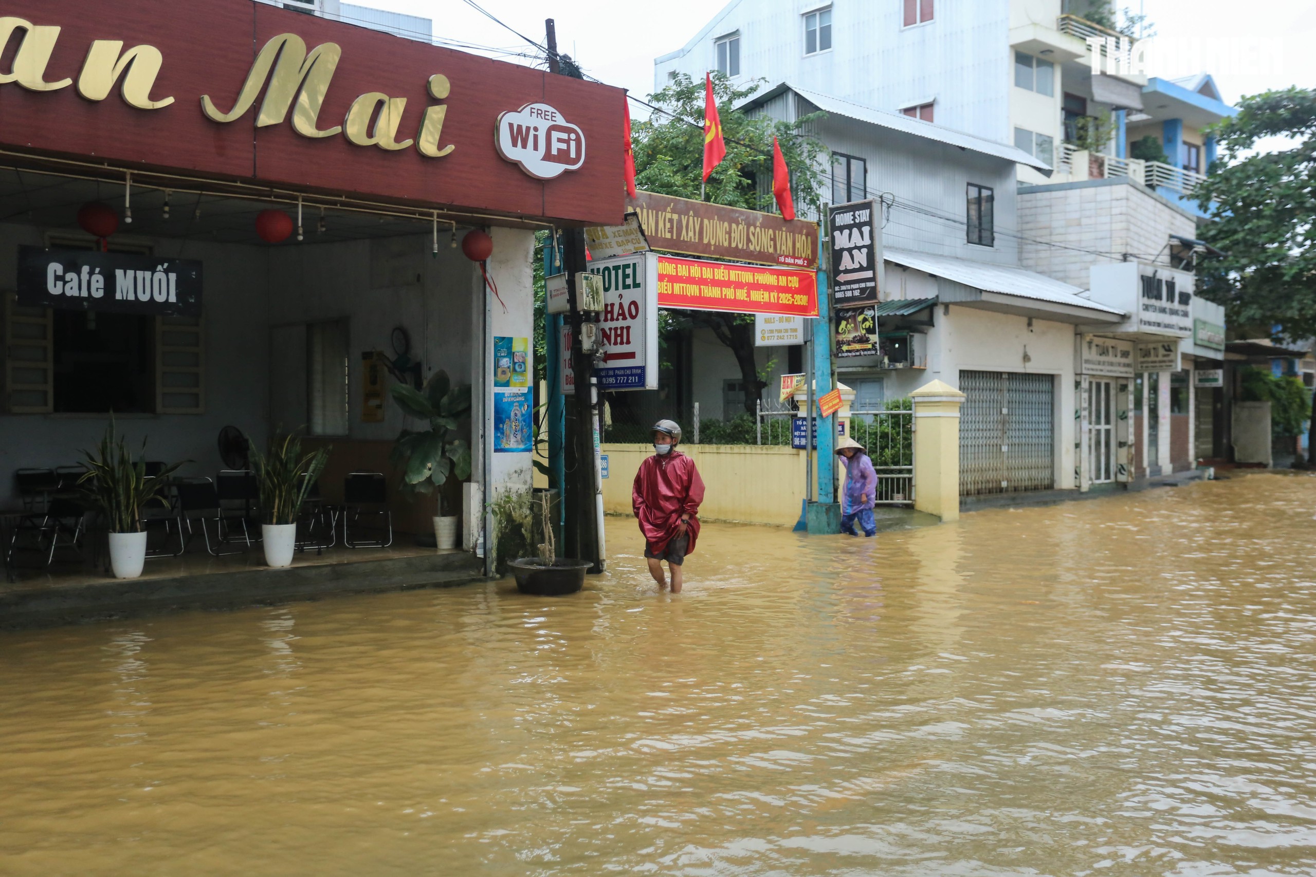 Huế lại ngập lụt: Nội đô Huế đối mặt trận lũ thứ 4 trong 20 ngày - Ảnh 2. Huế lại ngập lụt: Nội đô Huế đối mặt trận lũ thứ 4 trong 20 ngày - Ảnh 2.