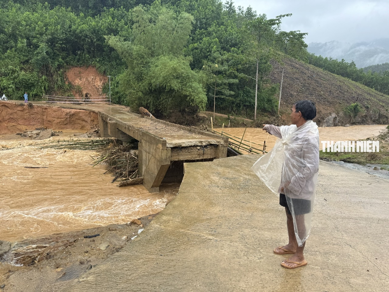Cận cảnh lũ cuốn sập cầu Nước Bao ở Quảng Ngãi- Ảnh 3. Cận cảnh lũ cuốn sập cầu Nước Bao ở Quảng Ngãi - Ảnh 3.