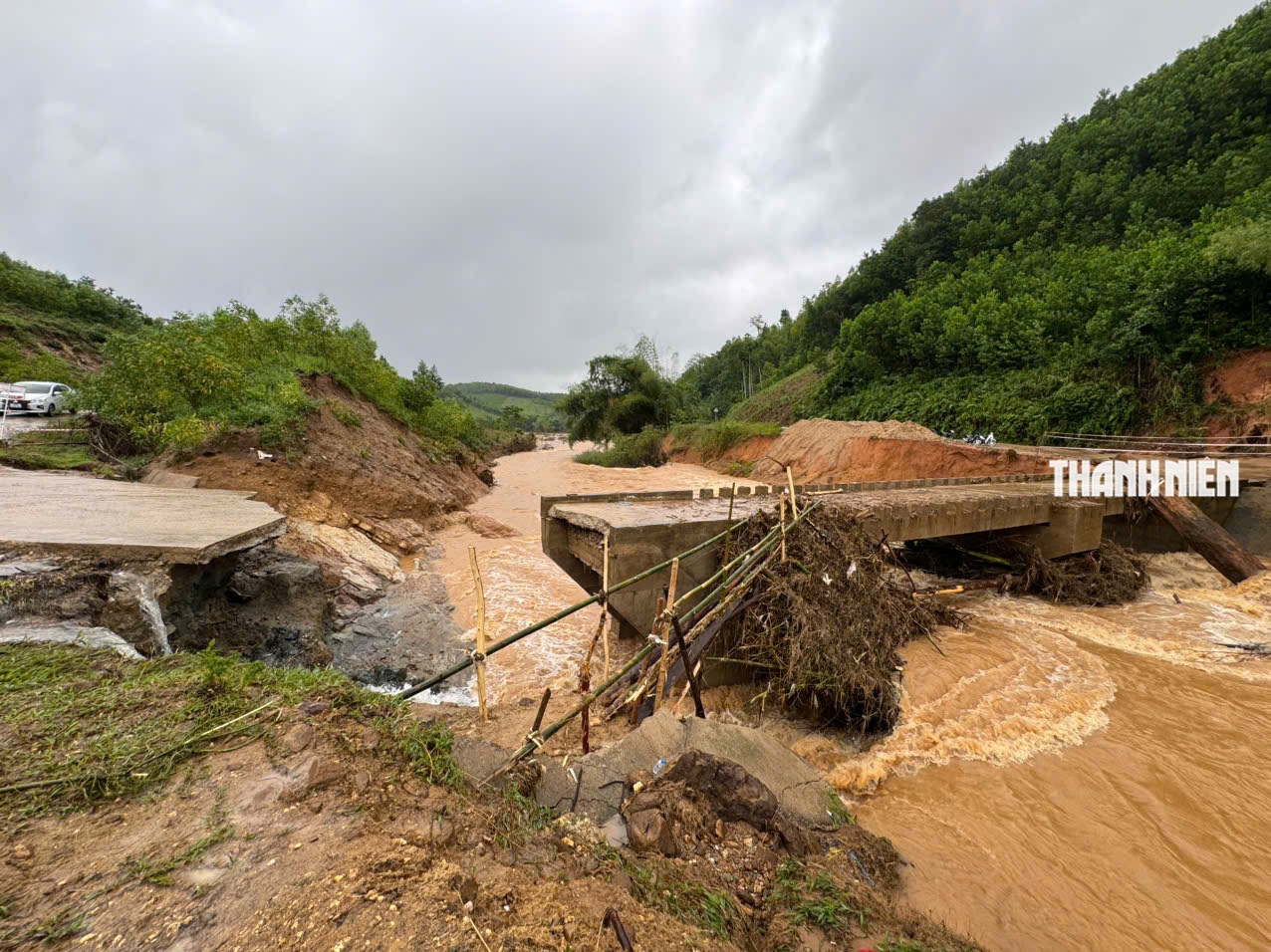 Cận cảnh lũ cuốn sập cầu Nước Bao ở Quảng Ngãi- Ảnh 1. Cận cảnh lũ cuốn sập cầu Nước Bao ở Quảng Ngãi - Ảnh 1.