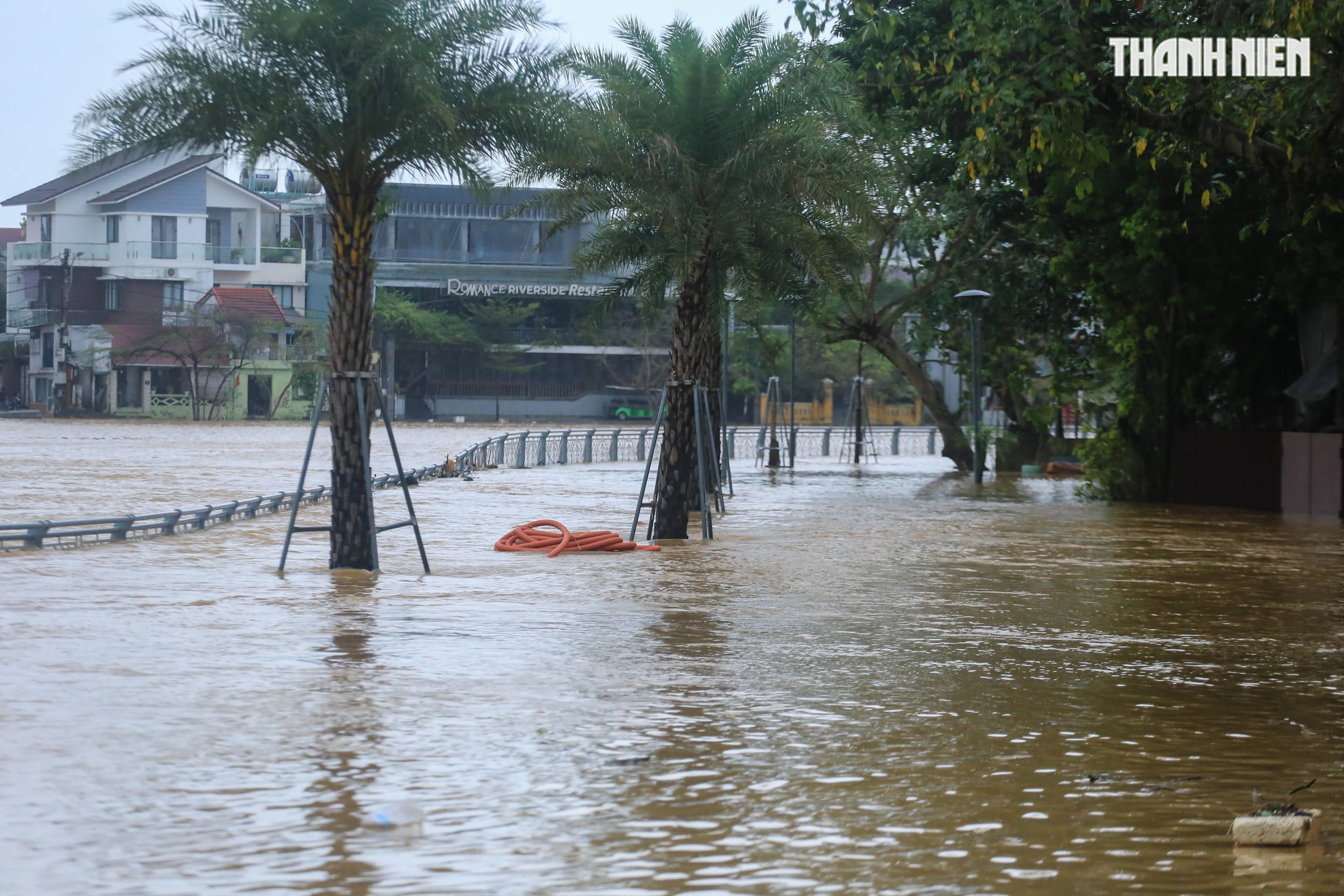 Huế lại ngập lụt: Nội đô Huế đối mặt trận lũ thứ 4 trong 20 ngày - Ảnh 11. Huế lại ngập lụt: Nội đô Huế đối mặt trận lũ thứ 4 trong 20 ngày - Ảnh 11.