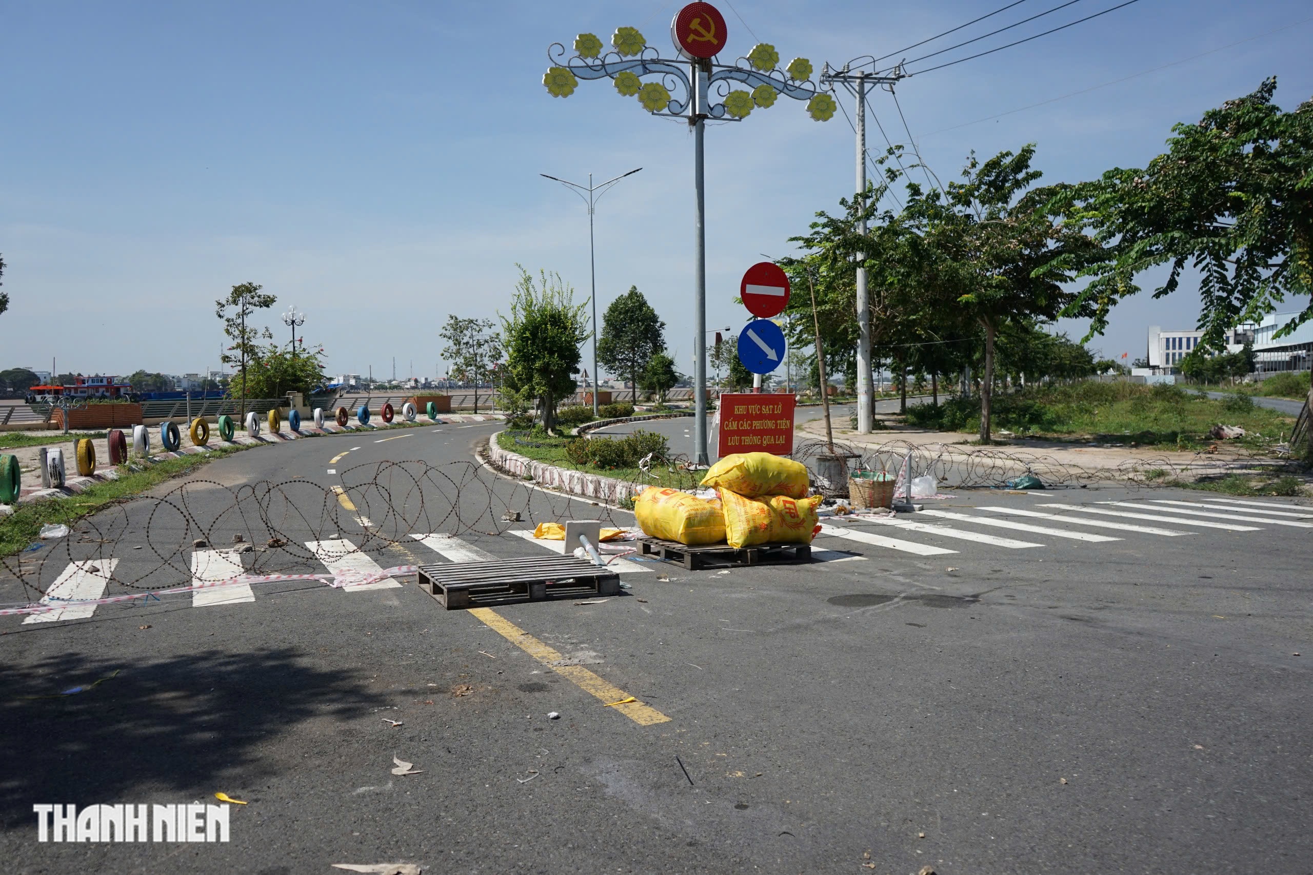 Sạt lở kè sông Tiền tại Đồng Tháp: Nguy cơ an toàn cho người dân - Ảnh 2. Sạt lở kè sông Tiền tại Đồng Tháp: Nguy cơ an toàn cho người dân - Ảnh 2.