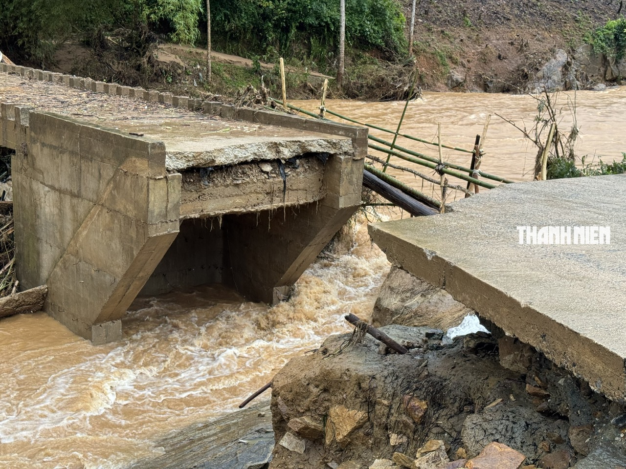 Cận cảnh lũ cuốn sập cầu Nước Bao ở Quảng Ngãi- Ảnh 2. Cận cảnh lũ cuốn sập cầu Nước Bao ở Quảng Ngãi - Ảnh 2.