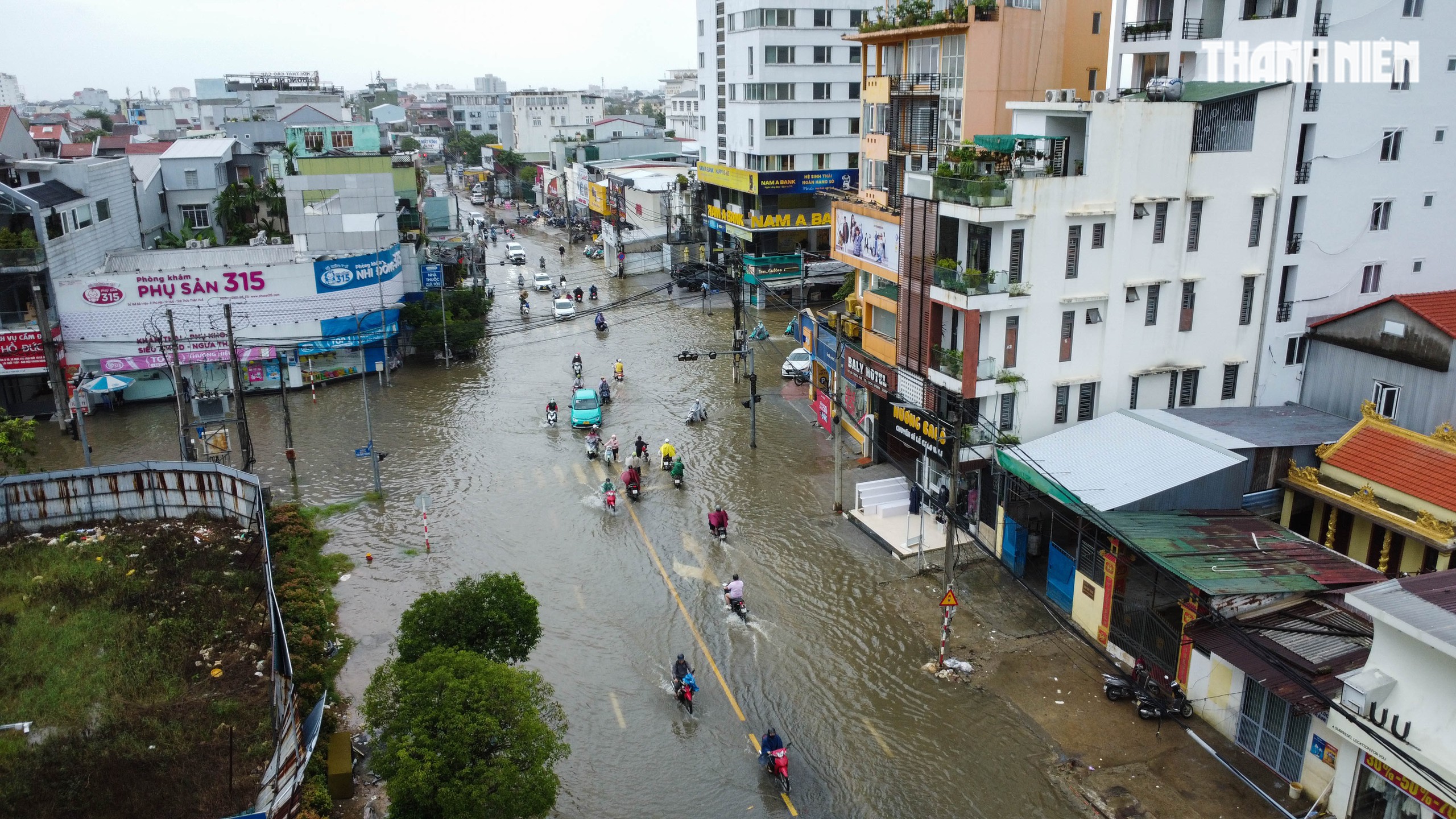 Huế lại ngập lụt: Nội đô Huế đối mặt trận lũ thứ 4 trong 20 ngày - Ảnh 8. Huế lại ngập lụt: Nội đô Huế đối mặt trận lũ thứ 4 trong 20 ngày - Ảnh 8.
