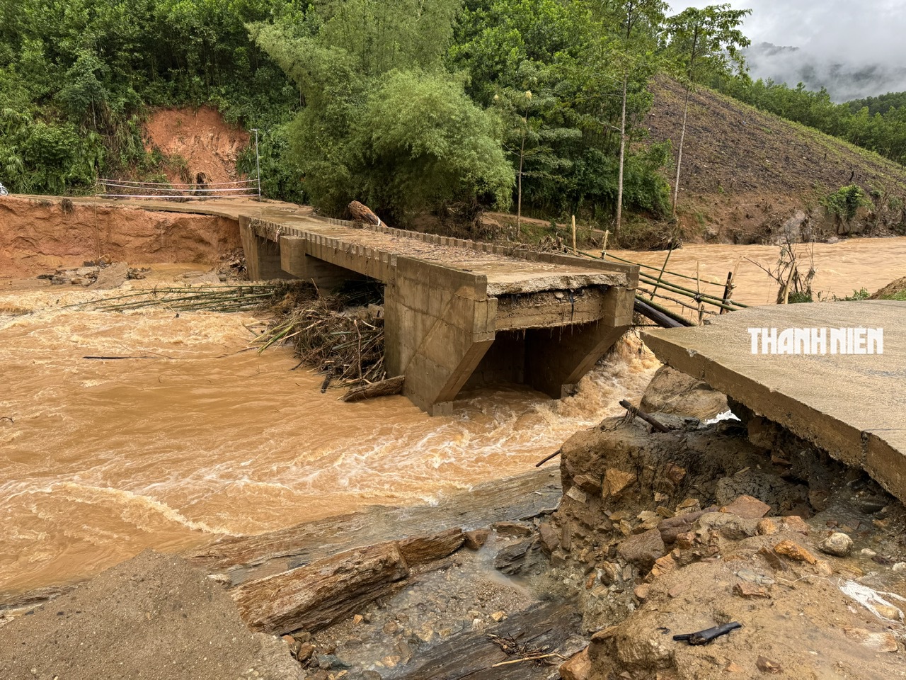 Cận cảnh lũ cuốn sập cầu Nước Bao ở Quảng Ngãi- Ảnh 10. Cận cảnh lũ cuốn sập cầu Nước Bao ở Quảng Ngãi - Ảnh 11.