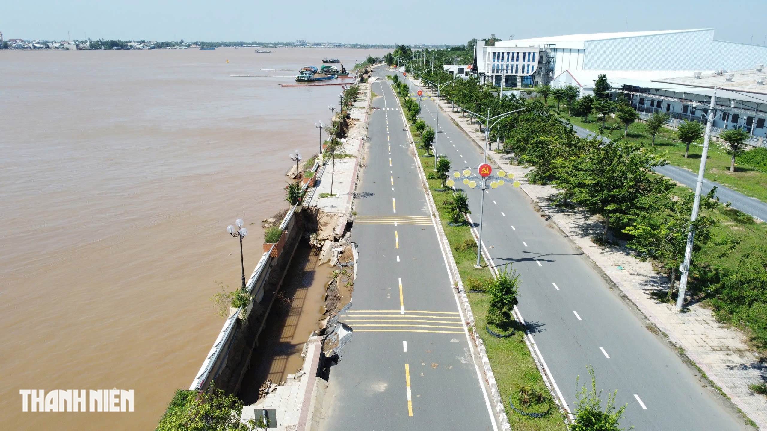 Sạt lở kè sông Tiền tại Đồng Tháp: Nguy cơ an toàn cho người dân - Ảnh 1. Sạt lở kè sông Tiền tại Đồng Tháp: Nguy cơ an toàn cho người dân - Ảnh 1.