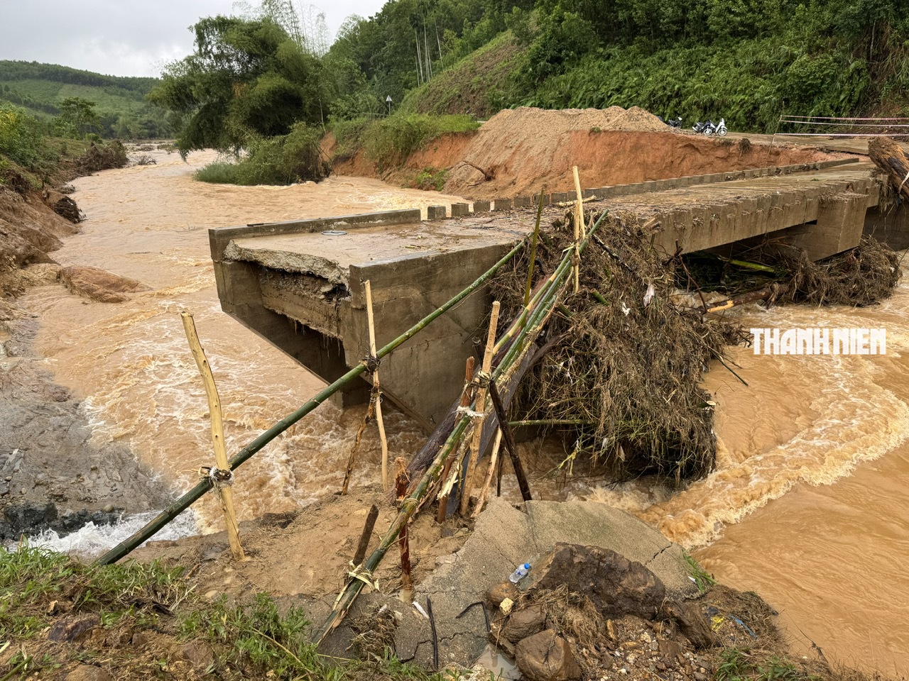 Cận cảnh lũ cuốn sập cầu Nước Bao ở Quảng Ngãi- Ảnh 7. Cận cảnh lũ cuốn sập cầu Nước Bao ở Quảng Ngãi - Ảnh 8.