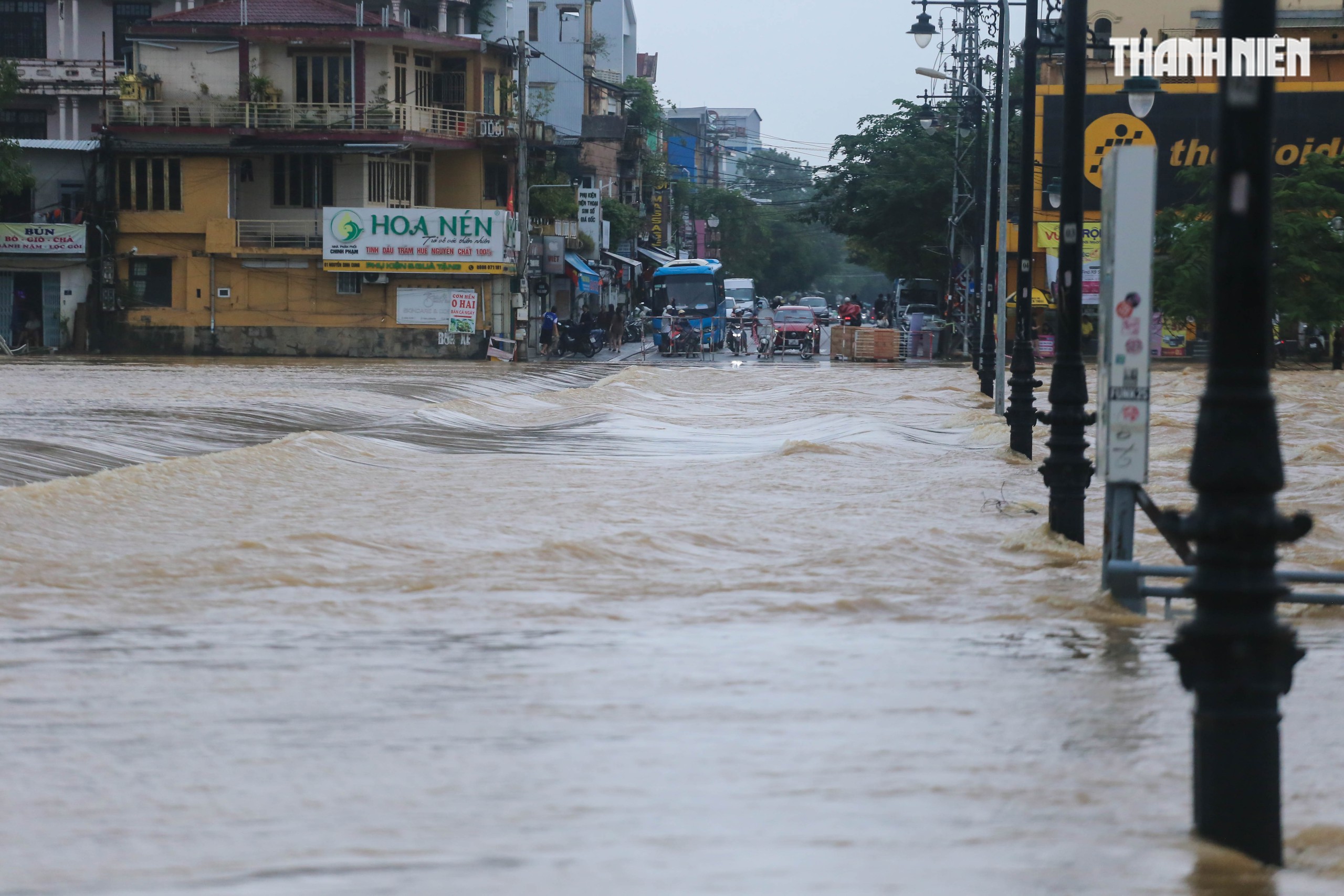 Huế lại ngập lụt: Nội đô Huế đối mặt trận lũ thứ 4 trong 20 ngày - Ảnh 3. Huế lại ngập lụt: Nội đô Huế đối mặt trận lũ thứ 4 trong 20 ngày - Ảnh 3.