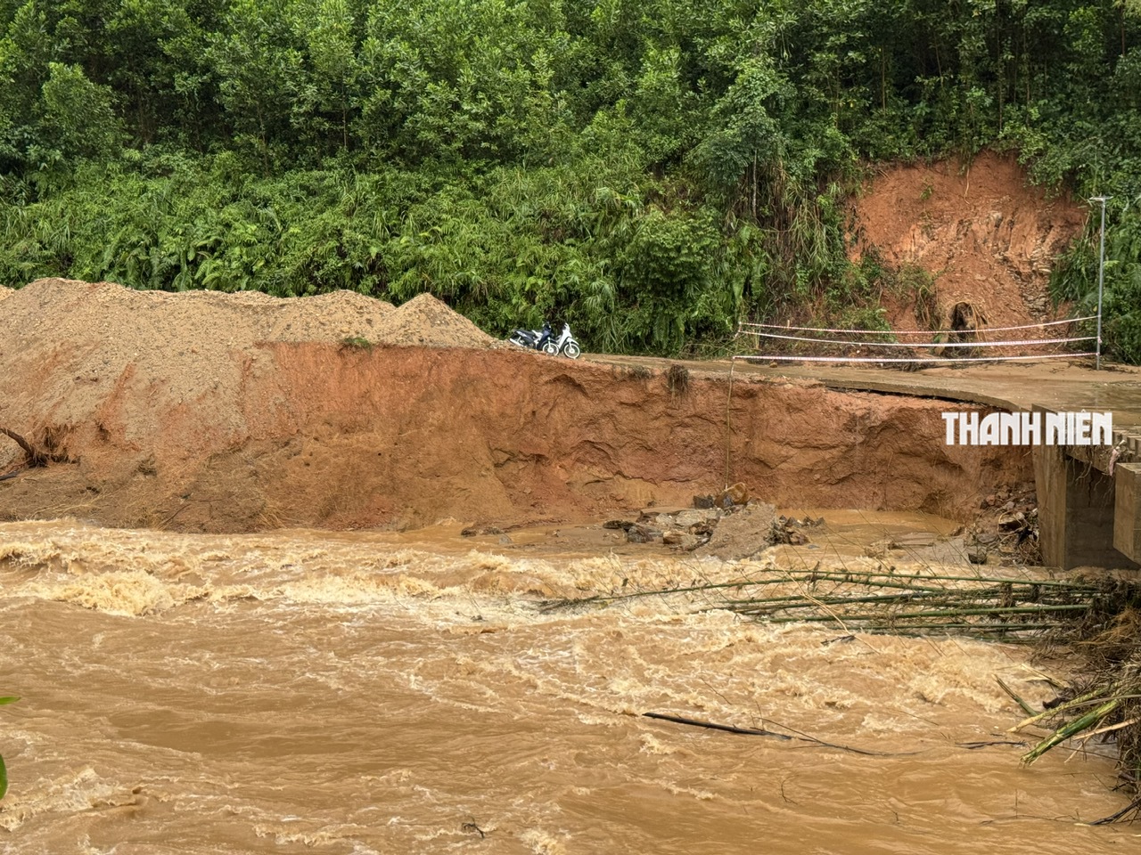 Cận cảnh lũ cuốn sập cầu Nước Bao ở Quảng Ngãi- Ảnh 6. Cận cảnh lũ cuốn sập cầu Nước Bao ở Quảng Ngãi - Ảnh 7.