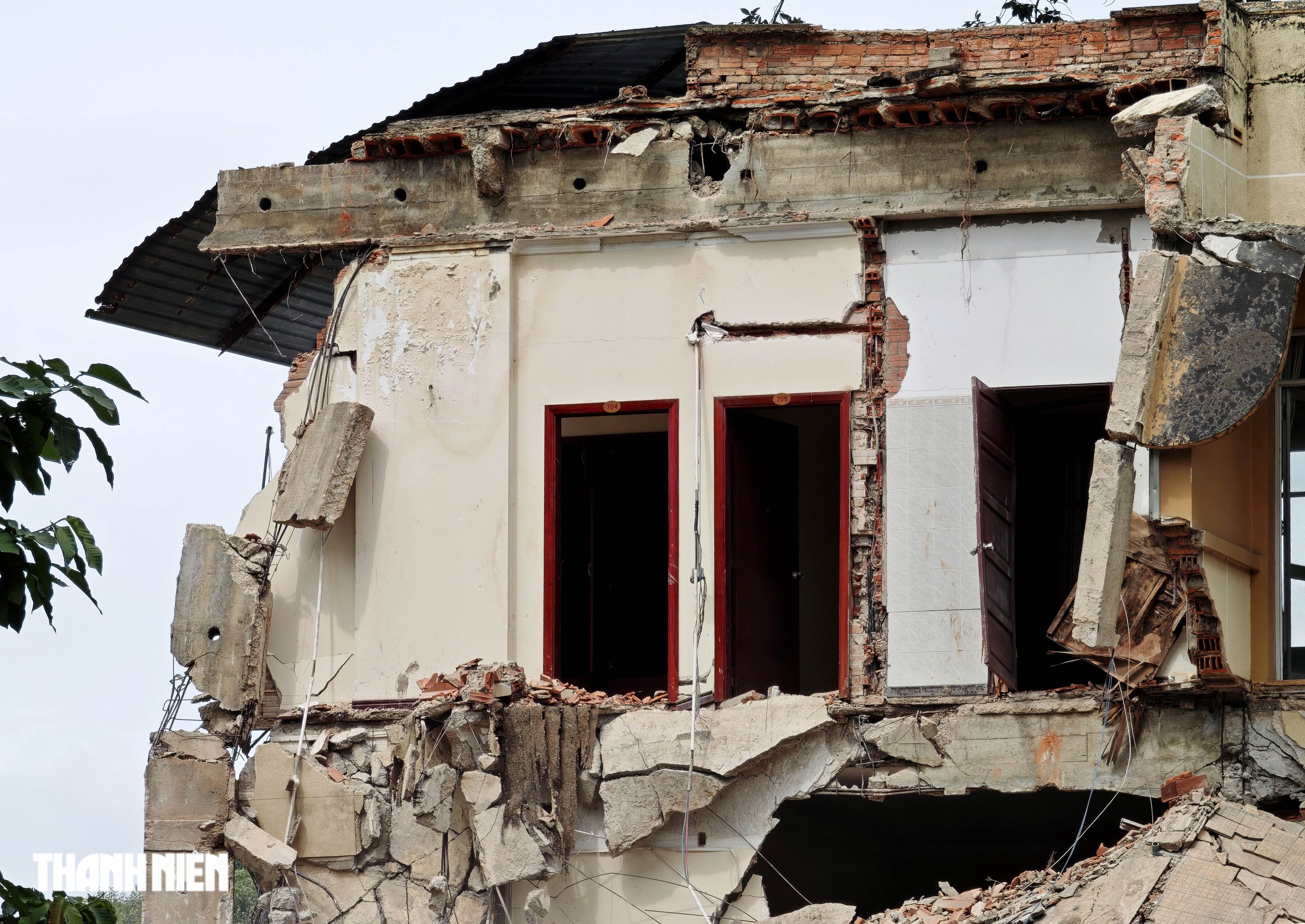 TP.HCM tháo dỡ 3 biệt thự trong khu đất số 1 Lý Thái Tổ - Ảnh 2. TP.HCM tháo dỡ 3 biệt thự trong khu đất số 1 Lý Thái Tổ - Ảnh 2.