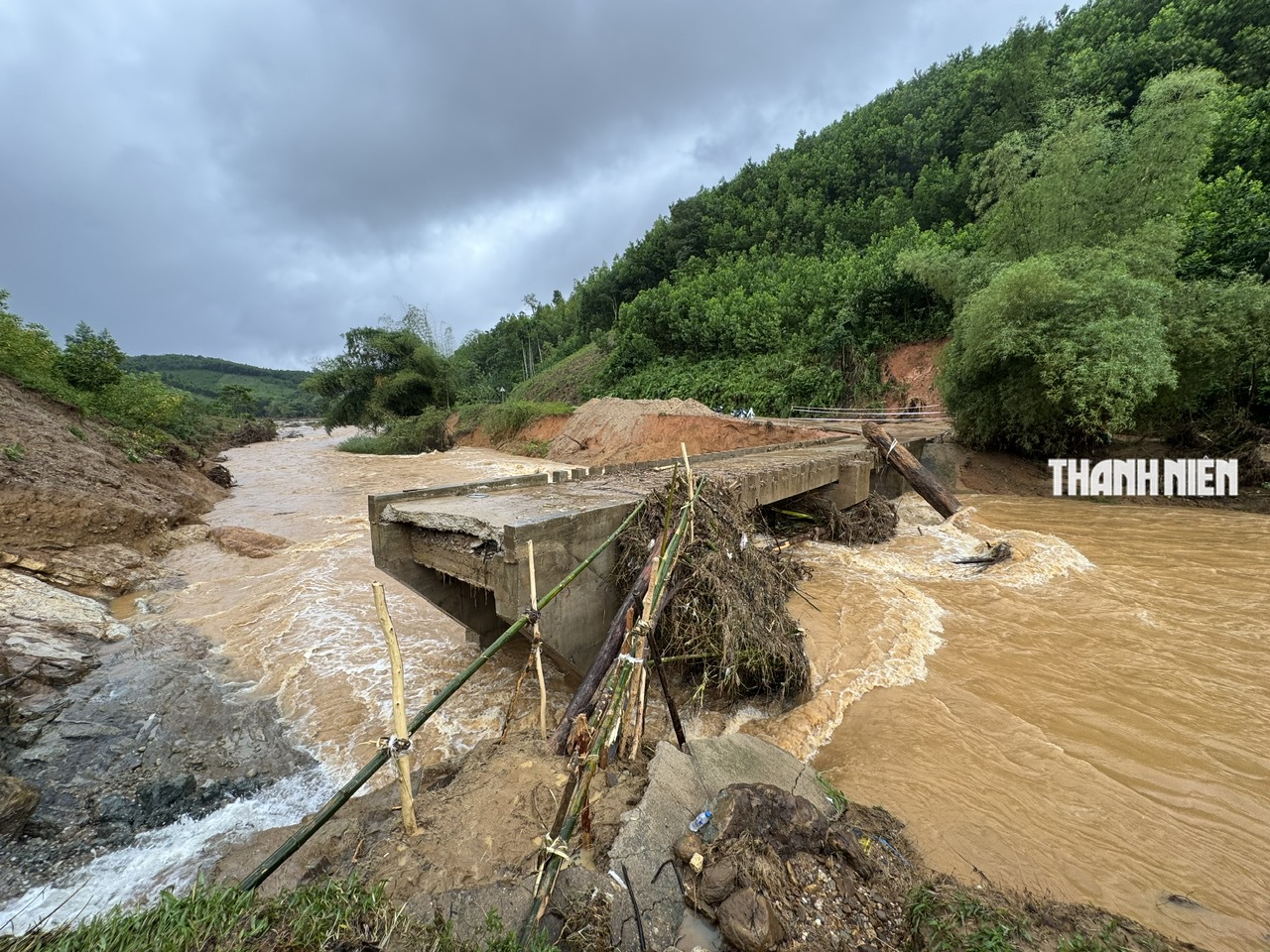 Cận cảnh lũ cuốn sập cầu Nước Bao ở Quảng Ngãi- Ảnh 8. Cận cảnh lũ cuốn sập cầu Nước Bao ở Quảng Ngãi - Ảnh 9.