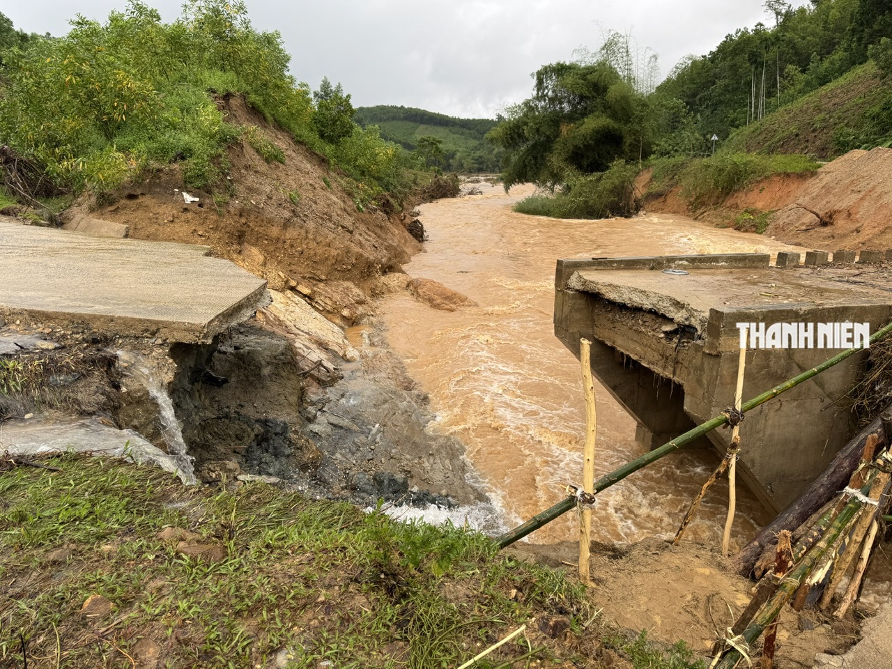 Cận cảnh lũ cuốn sập cầu Nước Bao ở Quảng Ngãi- Ảnh 4. Cận cảnh lũ cuốn sập cầu Nước Bao ở Quảng Ngãi - Ảnh 4.