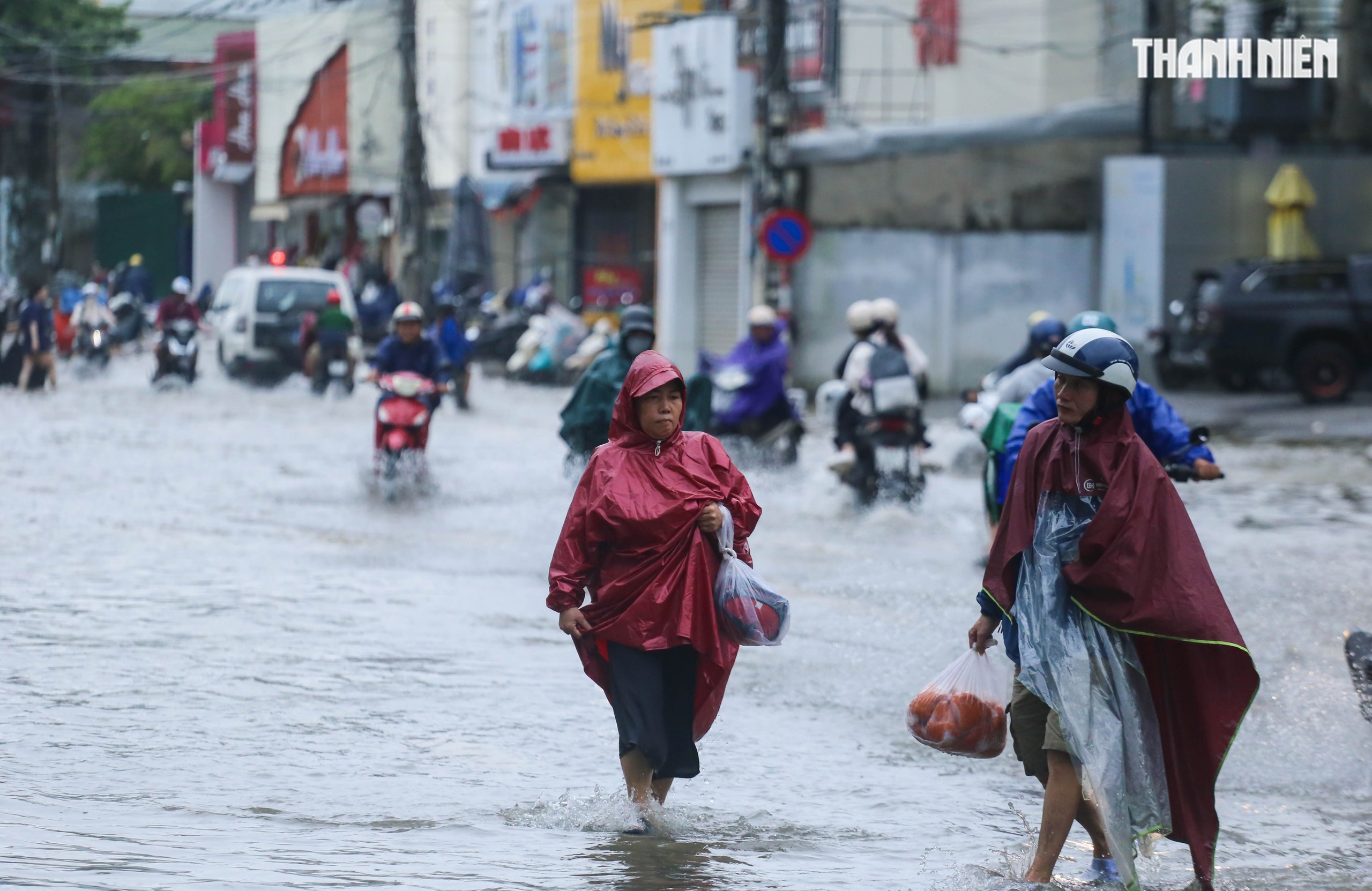 Huế lại ngập lụt: Nội đô Huế đối mặt trận lũ thứ 4 trong 20 ngày - Ảnh 6. Huế lại ngập lụt: Nội đô Huế đối mặt trận lũ thứ 4 trong 20 ngày - Ảnh 6.