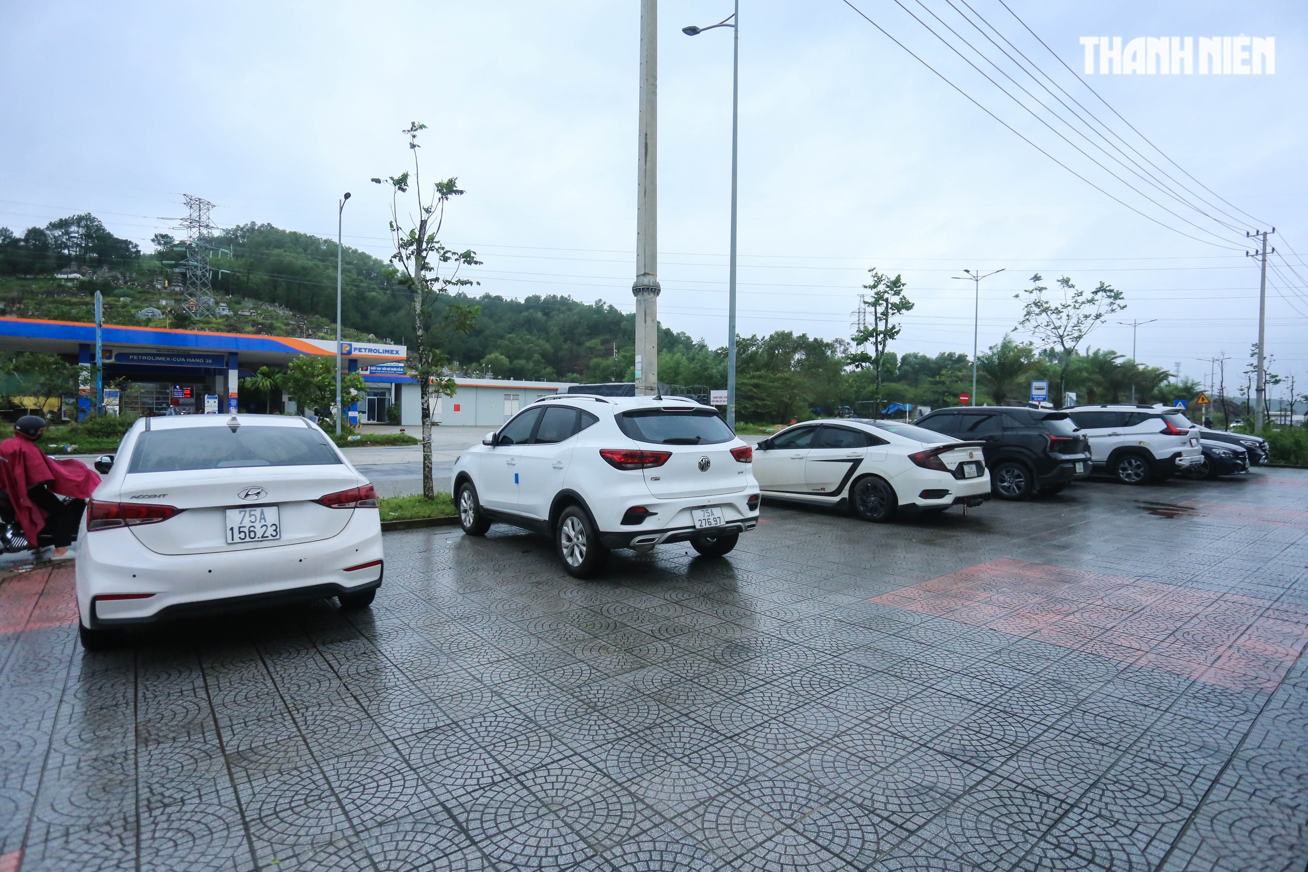 Huế lại ngập lụt: Nội đô Huế đối mặt trận lũ thứ 4 trong 20 ngày - Ảnh 7. Huế lại ngập lụt: Nội đô Huế đối mặt trận lũ thứ 4 trong 20 ngày - Ảnh 7.