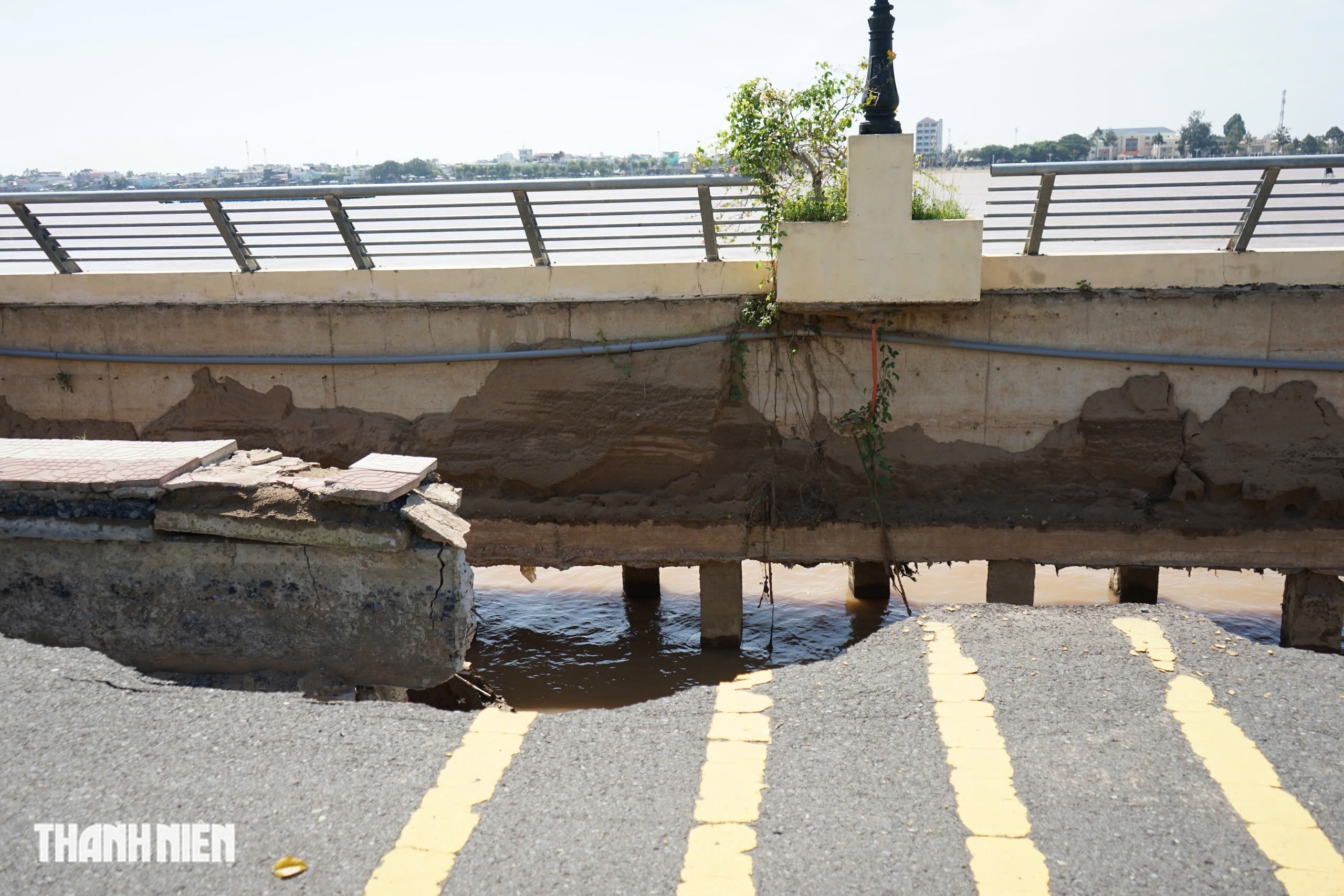 Sạt lở kè sông Tiền tại Đồng Tháp: Nguy cơ an toàn cho người dân - Ảnh 6. Sạt lở kè sông Tiền tại Đồng Tháp: Nguy cơ an toàn cho người dân - Ảnh 6.