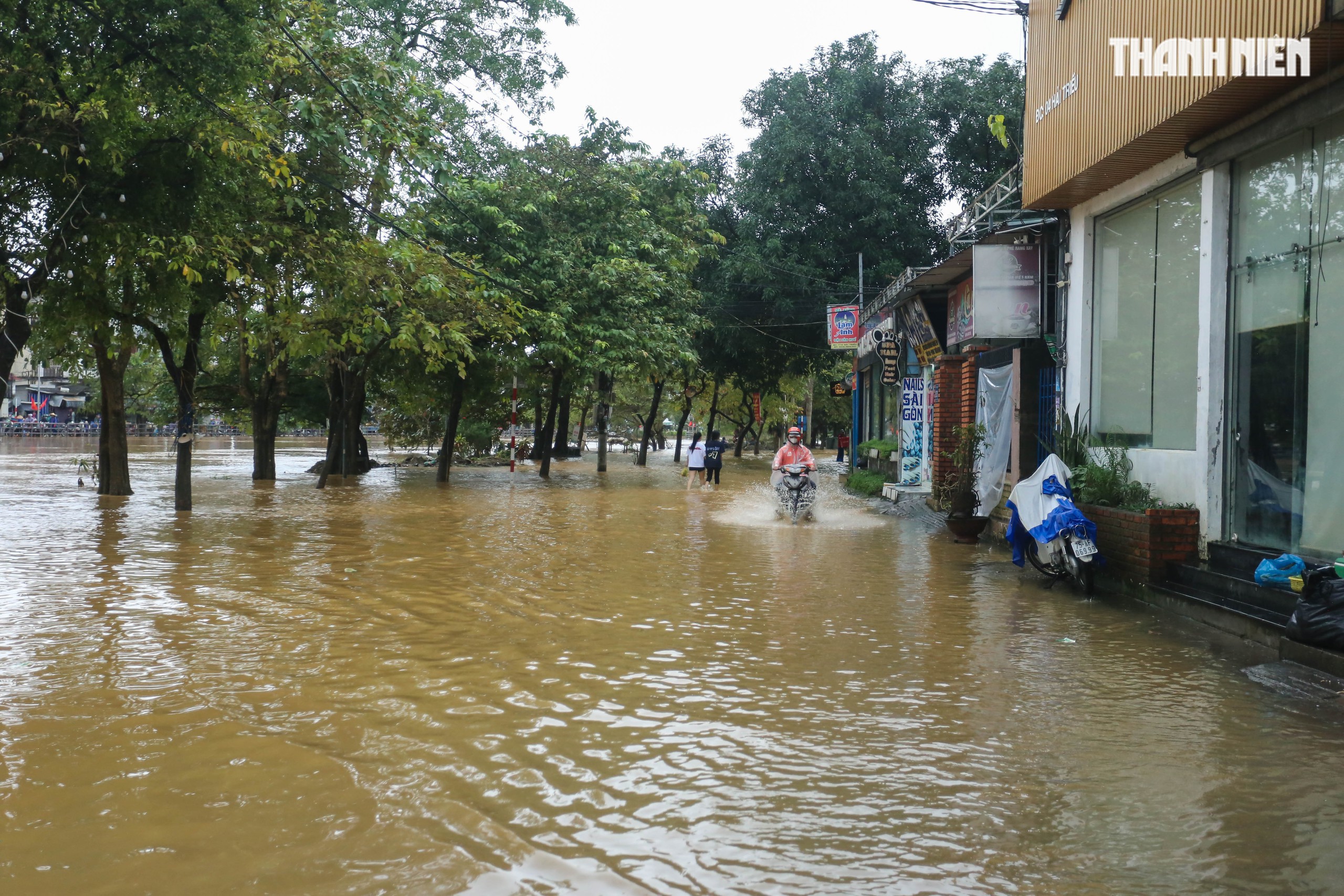 Huế lại ngập lụt: Nội đô Huế đối mặt trận lũ thứ 4 trong 20 ngày - Ảnh 5. Huế lại ngập lụt: Nội đô Huế đối mặt trận lũ thứ 4 trong 20 ngày - Ảnh 5.