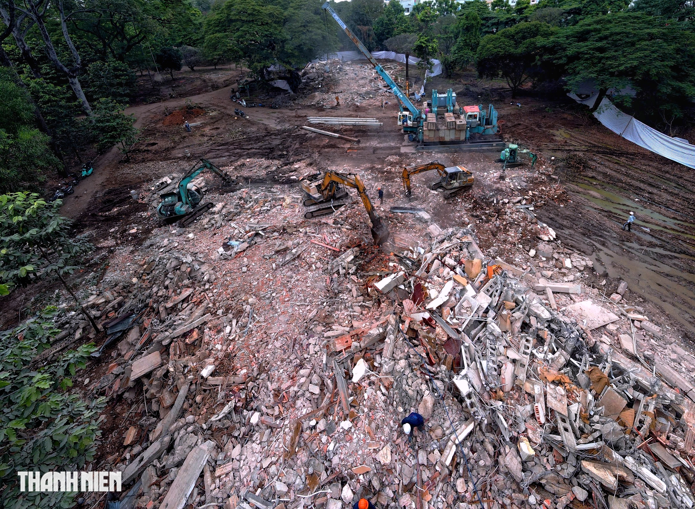 TP.HCM tháo dỡ 3 biệt thự trong khu đất số 1 Lý Thái Tổ - Ảnh 1.