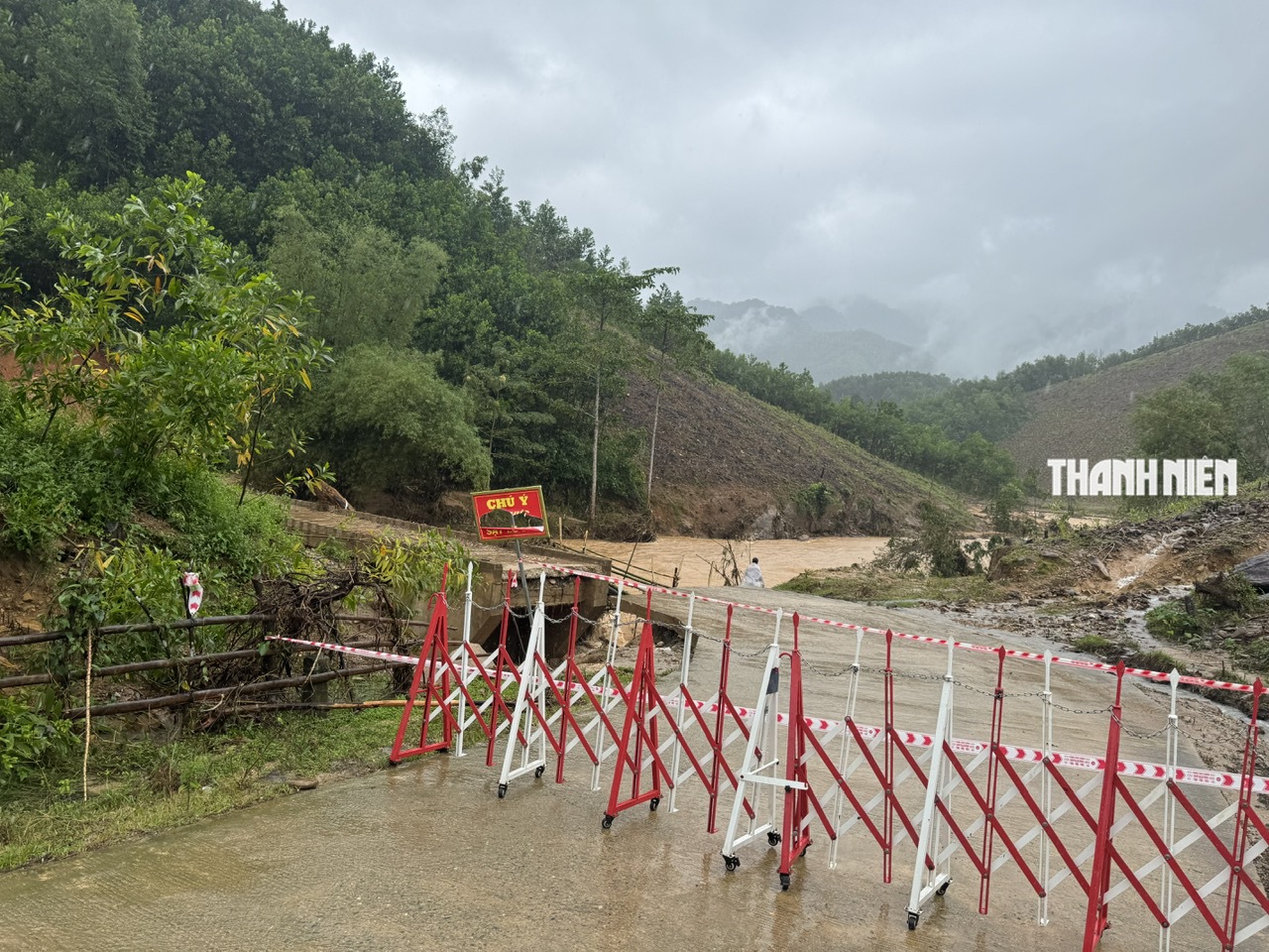 Cận cảnh lũ cuốn sập cầu Nước Bao ở Quảng Ngãi- Ảnh 9. Cận cảnh lũ cuốn sập cầu Nước Bao ở Quảng Ngãi - Ảnh 10.