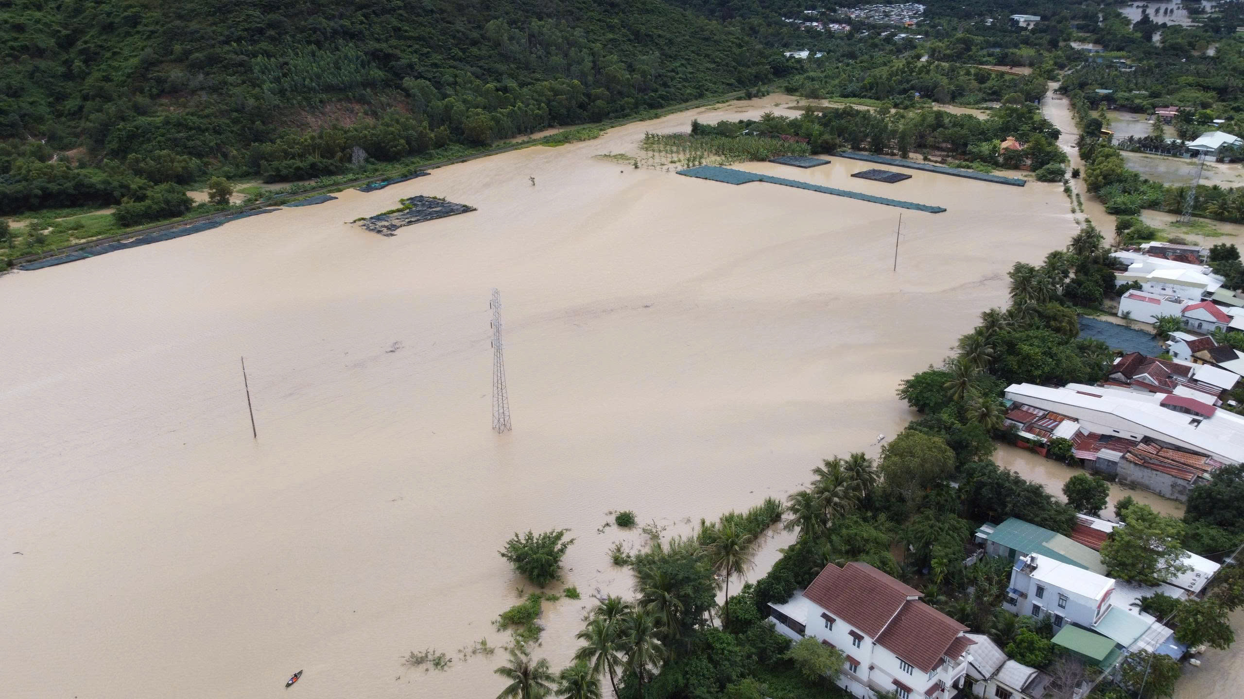 Nha Trang ngập sâu trong biển nước , lũ sông Cái dâng cao nghiêm trọng - Ảnh 4. Nha Trang ngập sâu trong biển nước , lũ sông Cái dâng cao nghiêm trọng - Ảnh 4.