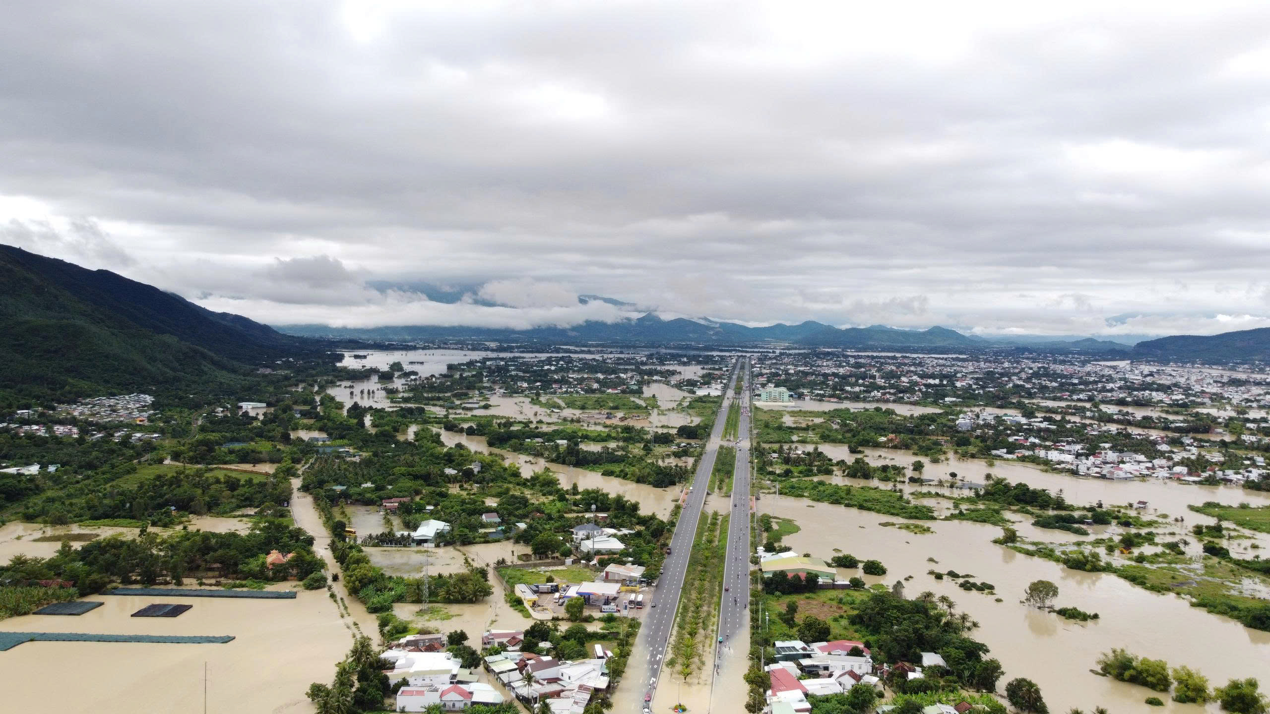 Nha Trang ngập sâu trong biển nước , lũ sông Cái dâng cao nghiêm trọng - Ảnh 3. Nha Trang ngập sâu trong biển nước , lũ sông Cái dâng cao nghiêm trọng - Ảnh 3.