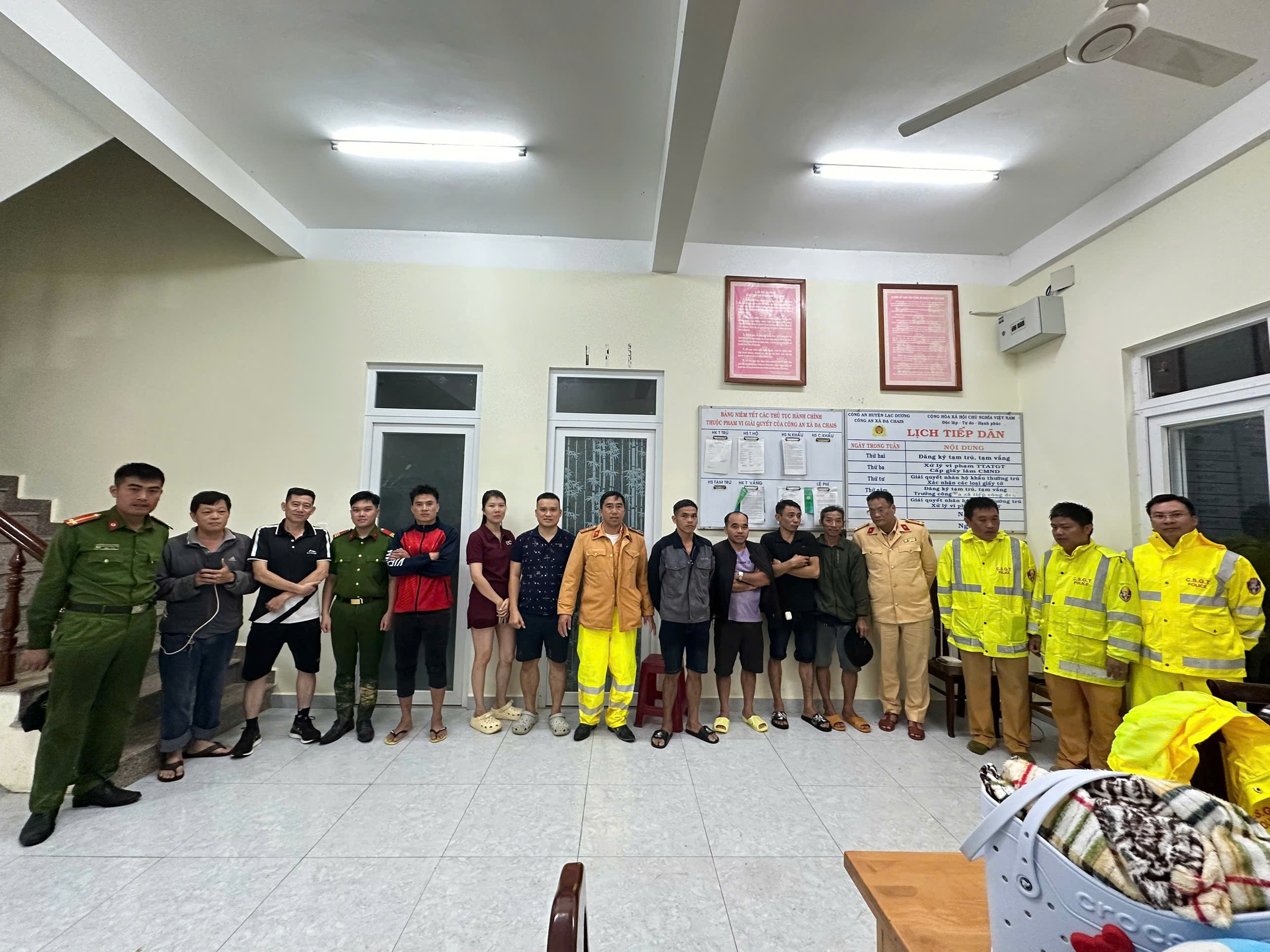 CSGT Lâm Đồng hỗ trợ xe mắc kẹt tại đèo Khánh Vĩnh do sạt lở đất - Ảnh 3. CSGT Lâm Đồng hỗ trợ xe mắc kẹt tại đèo Khánh Vĩnh do sạt lở đất - Ảnh 3.