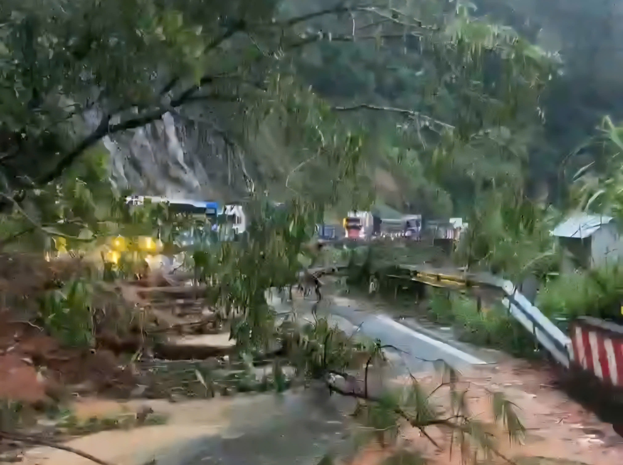 CSGT Lâm Đồng hỗ trợ xe mắc kẹt tại đèo Khánh Vĩnh do sạt lở đất - Ảnh 6. CSGT Lâm Đồng hỗ trợ xe mắc kẹt tại đèo Khánh Vĩnh do sạt lở đất - Ảnh 6.