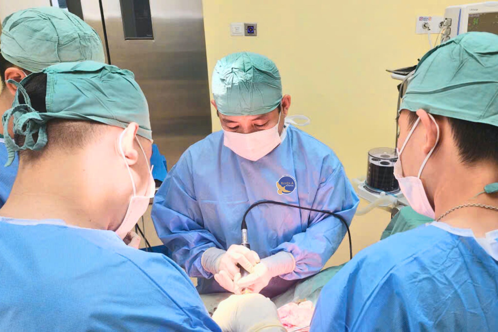 Tà áo dài cuốn bánh xe khiến nữ sinh chấn thương sọ não - Ảnh 1.