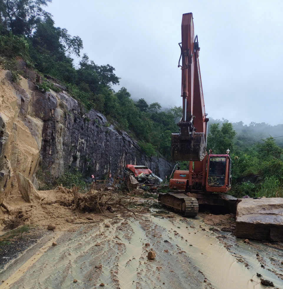Cận cảnh hiện trường sạt lở đèo Khánh Lê khiến ít nhất 6 người tử vong- Ảnh 7. Cận cảnh hiện trường sạt lở đèo Khánh Lê khiến ít nhất 6 người tử vong- Ảnh 7.